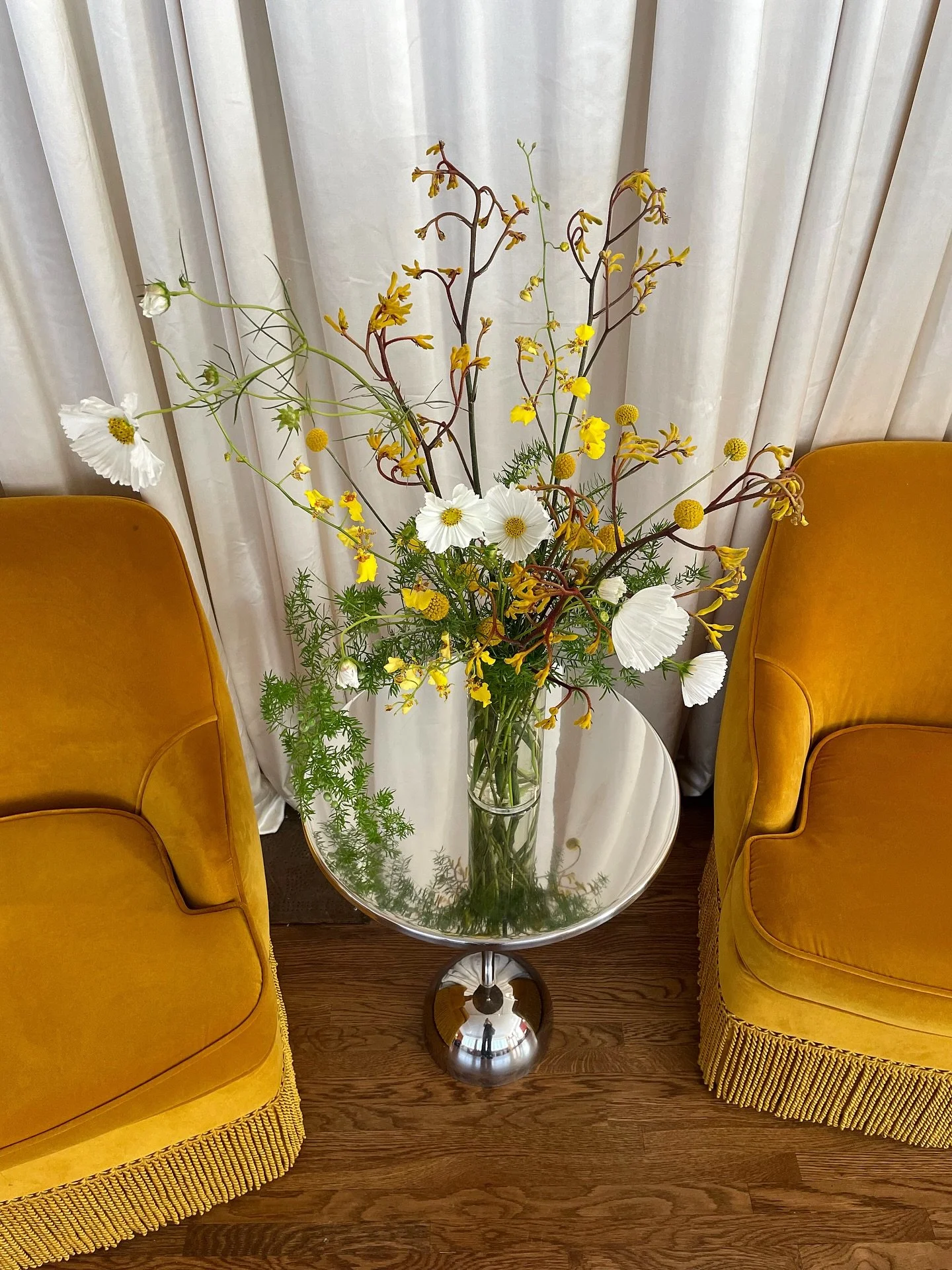 Previously on @le___lounge flowers &mdash;-&gt; this week on @le___lounge flowers 🌼🌿
.
.
#thecottagerose #kansascityflorist #fallflowers #floralarrangements #modernflorals #underthefloralspell