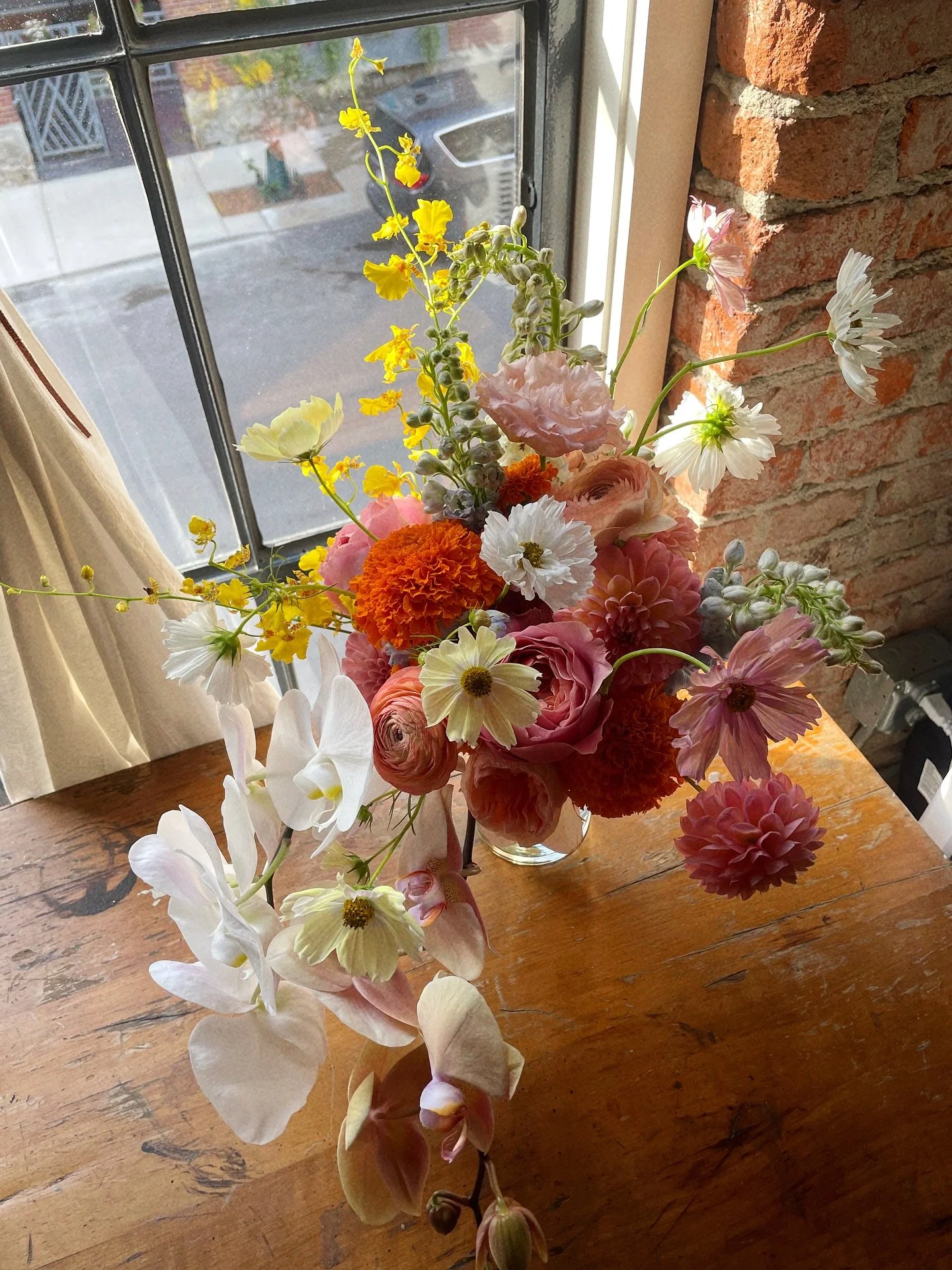 For Alex 🌼 #thecottagerosebridalbouquet 
.
.
#thecottagerose #kansascityflorist #kansascitywedding #ferrellholdingflowers #fallweddingbouquet #modernflorals #modernweddingflowers #orchidbouquet