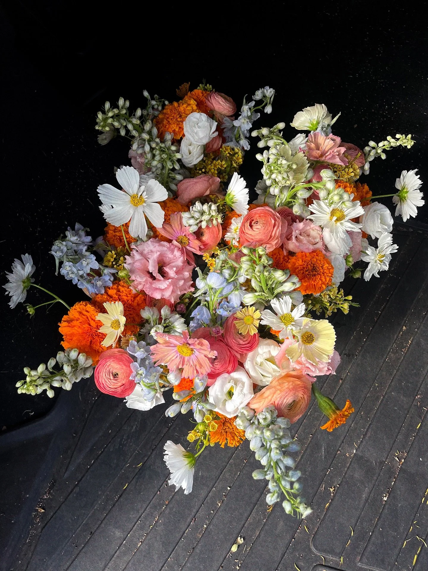 Box of bridesmaids bouquets in the prettiest color palette ✨ 
.
.
#thecottagerose #kansascityflorist #kansascitywedding #bridesmaidsbouquet #fallweddingflowers #modernweddingflowers #modernflorals
