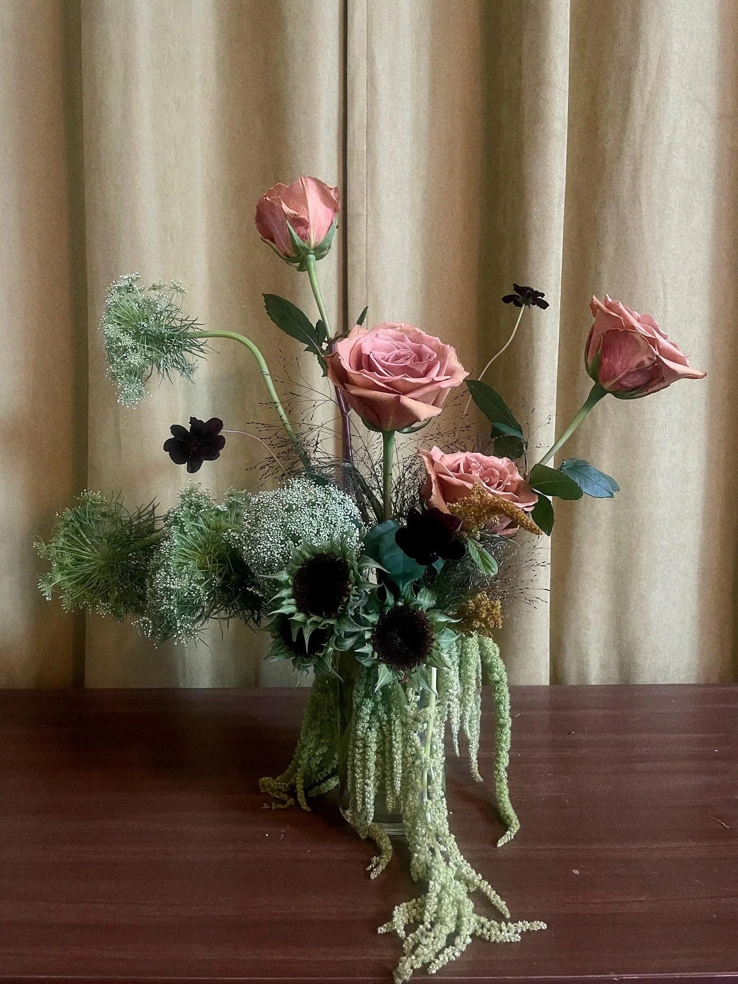 From the shop to @thehairparlourkc 💚 Looking for a daily, weekly, monthly (etc) delivery of fresh blooms to brighten up your space?! Hit me up! 
.
.
#thecottagerose #kansascityflorist #modernflorals #modernweddingflowers #sunflowerarrangement #sunfl