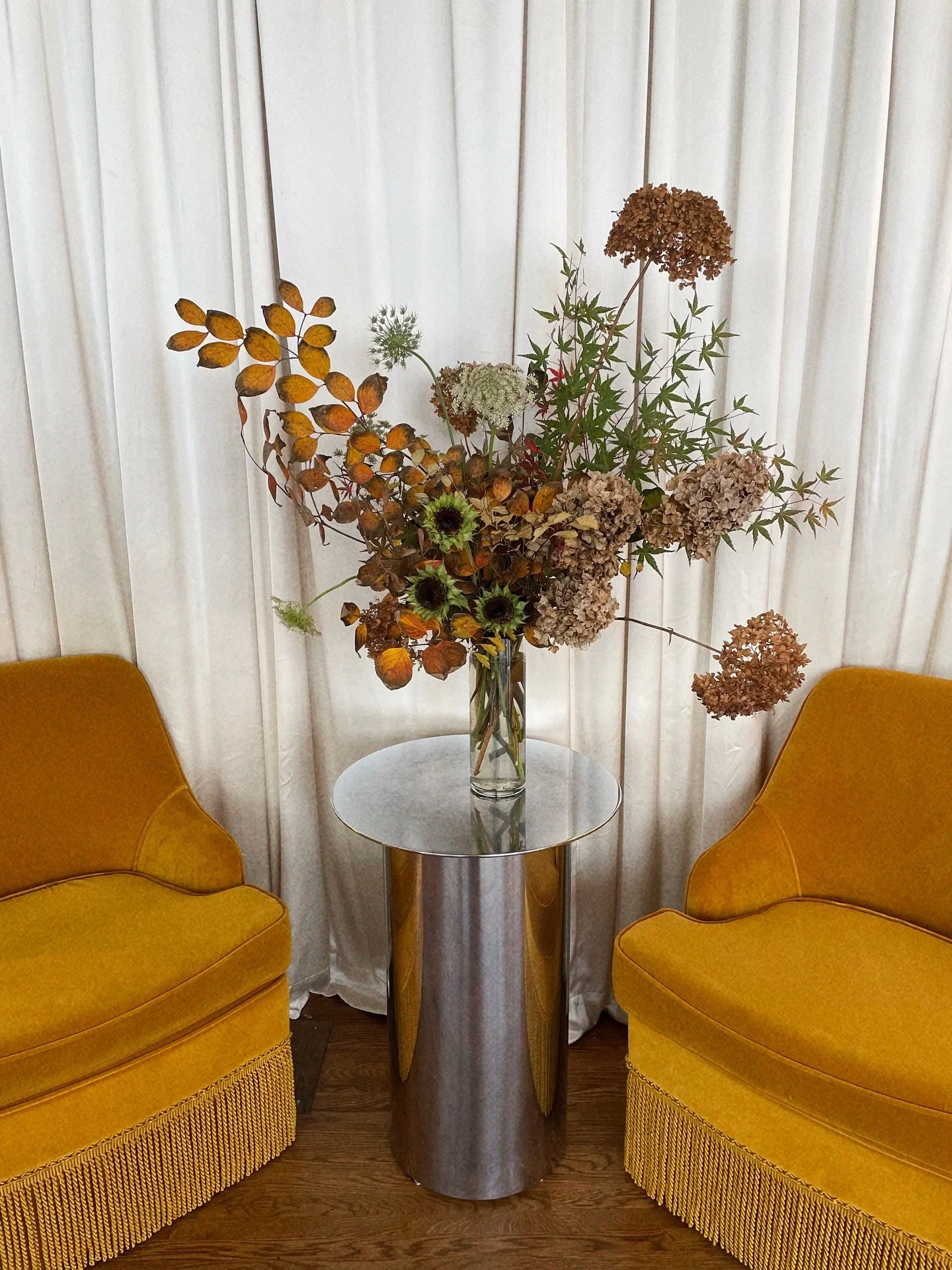 Spent yesterday morning foraging so I could find the perfect fall branches to make @le___lounge a perfect fall arrangement 🍁🍂🌾
.
.
#thecottagerose #kansascityflorist #kansascityflowers #fallfloralarrangement #fallfoliage #foragedflowers #foragedfo