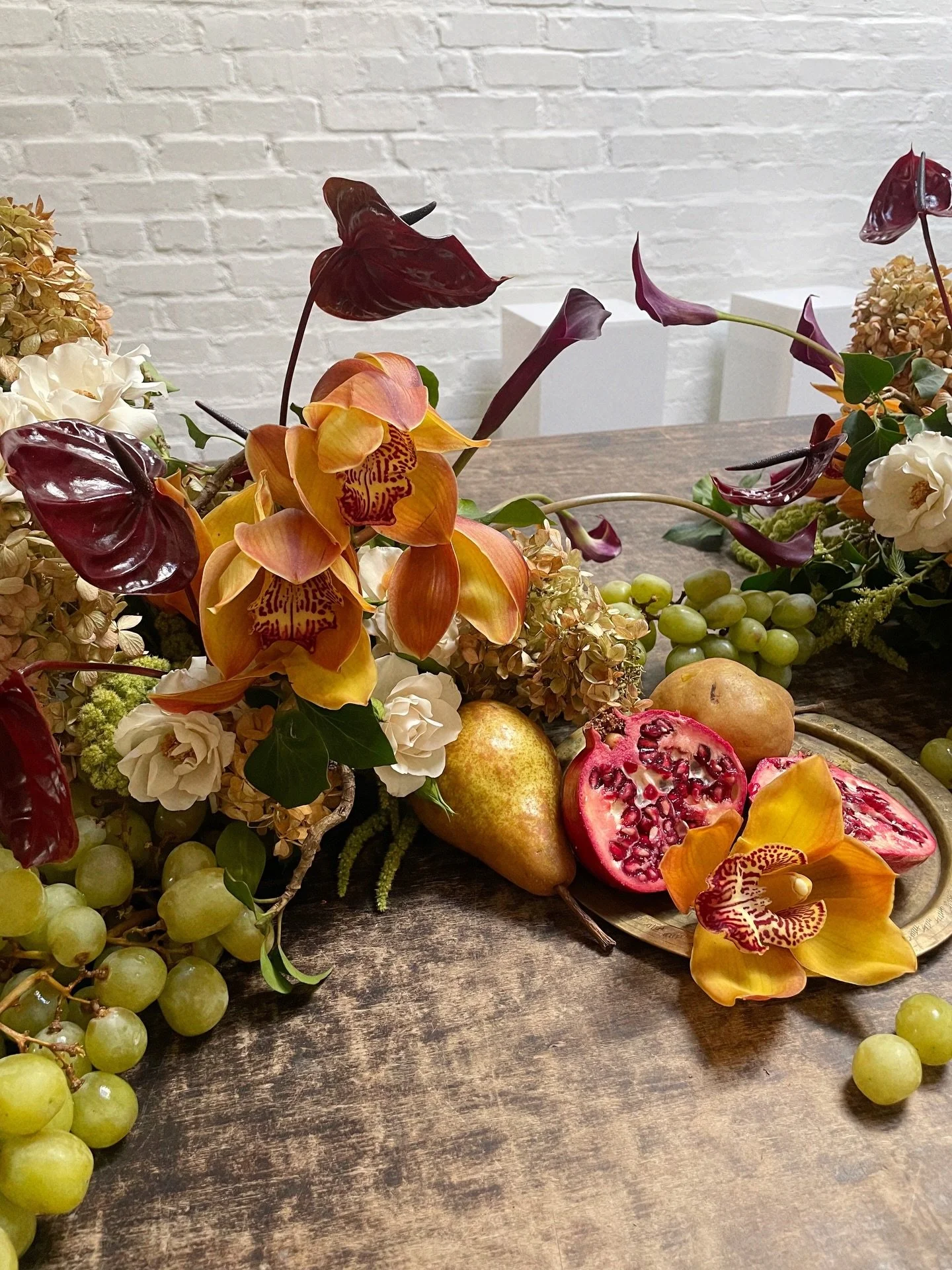 Thinking about recreating @lexitaylorfisher &lsquo;s engagement florals from last year for my thanksgiving table.. 
.
.
#thecottagerose #kansascityflorist #fruitandflowers