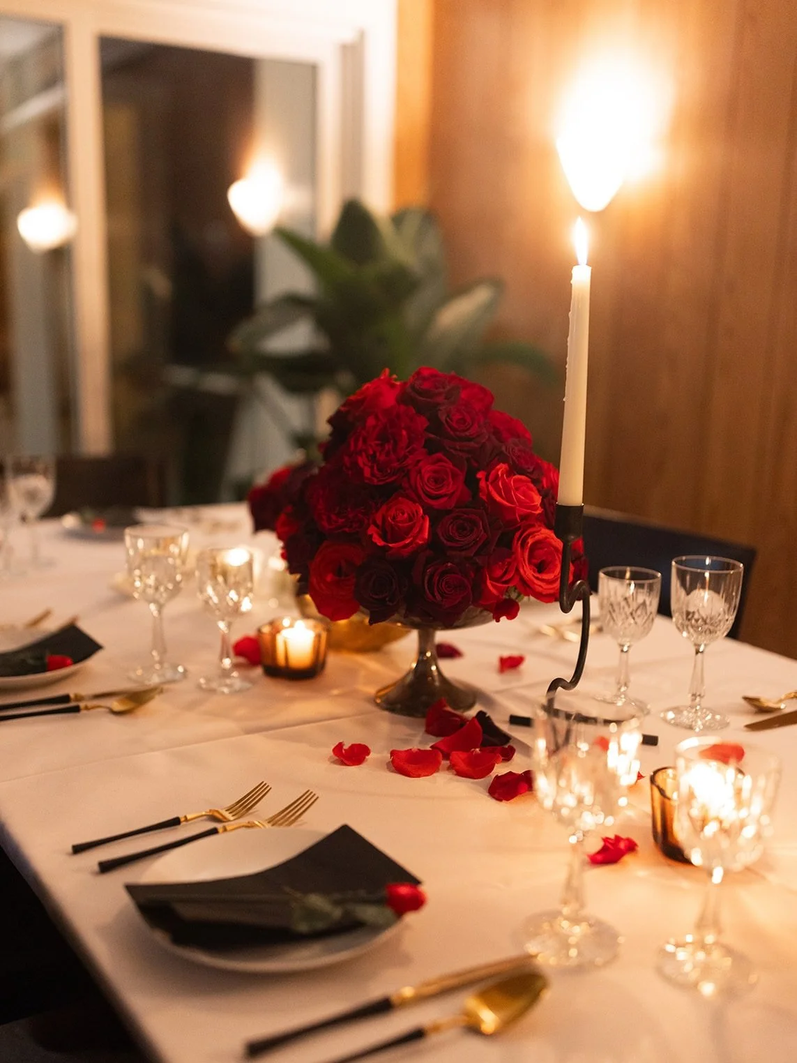 Happy Thanksgiving! May your holiday be as warm and inviting as a Heidi house party ❤️
.
.
Photos @maddiestring 
Florals @thecottagerose 
Desserts @littlebutterbakery 
.
.
#thecottagerose #kansascityflorist