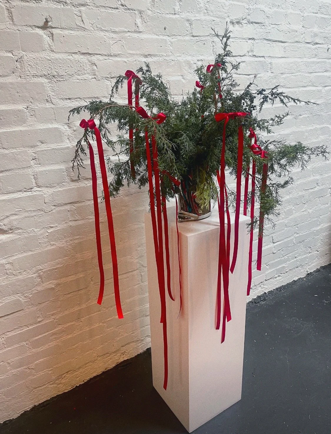 Evergreen and ribbons in a fun vase! Available on our site! Link in bio to shop ❤️
.
.
#thecottagerose #kansascityflorist #holidayarrangements #ribbonflowers