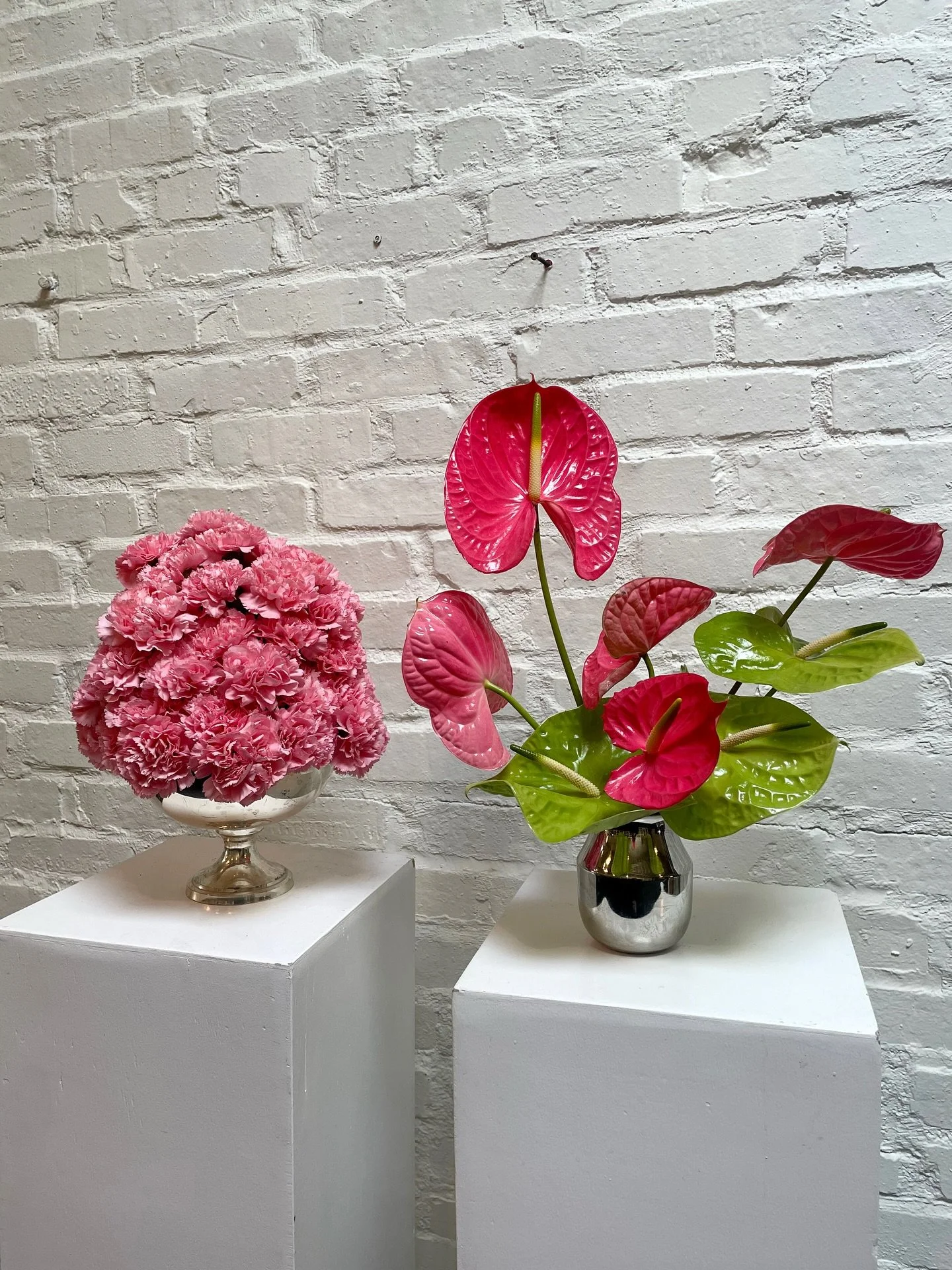 These two deserved their own spot on the feed 🩷💚 #thecottagerose 
.
.
Kansas City wedding florist | modern florals | carnations | anthurium | silver vases | flower sculpture