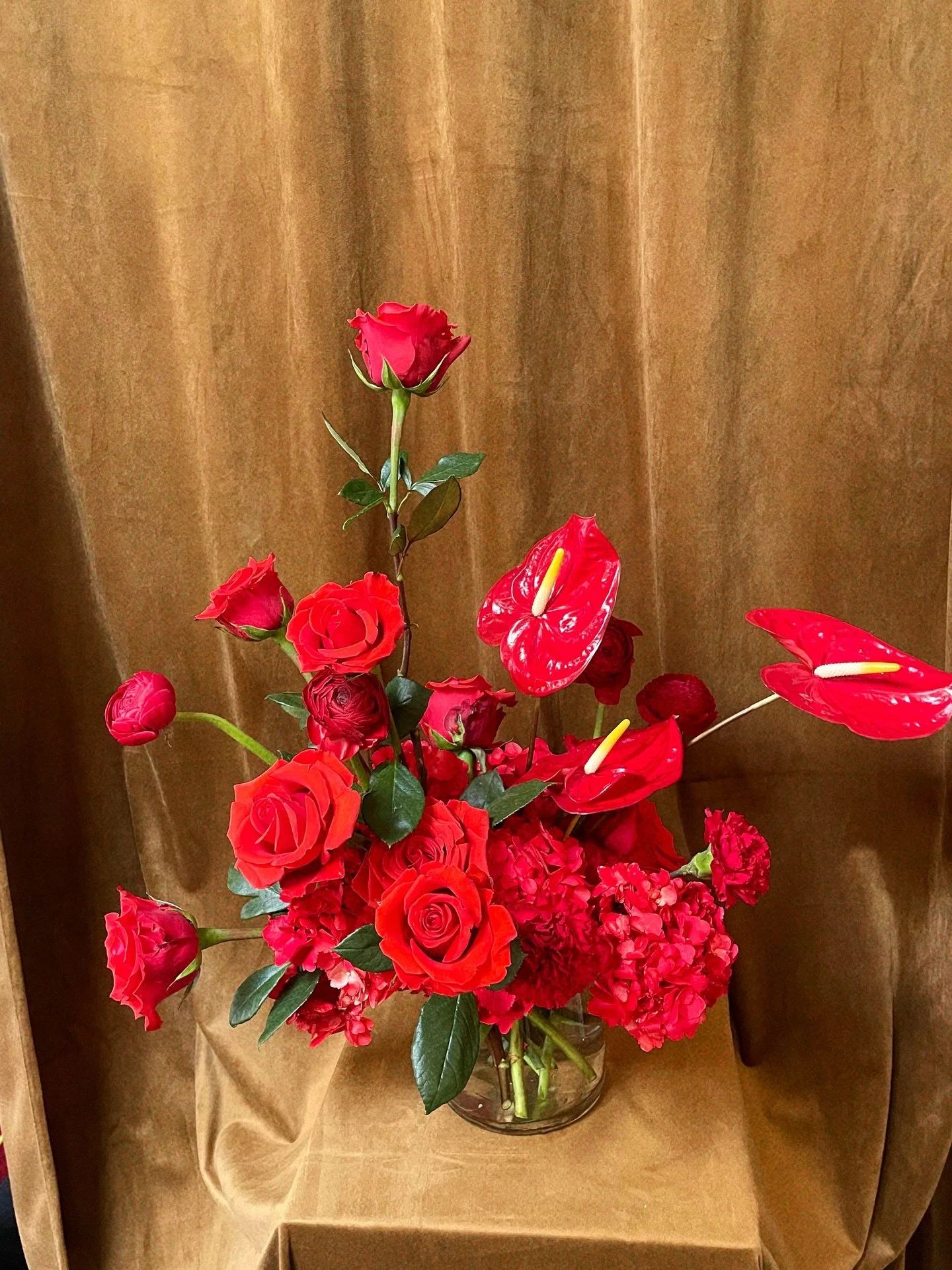 Happy Valentine&rsquo;s Day 🌹❤️🍒🐆
.
.
#thecottagerose | Kansas City wedding florist | modern florals | anthurium | Valentine&rsquo;s Day arrangement