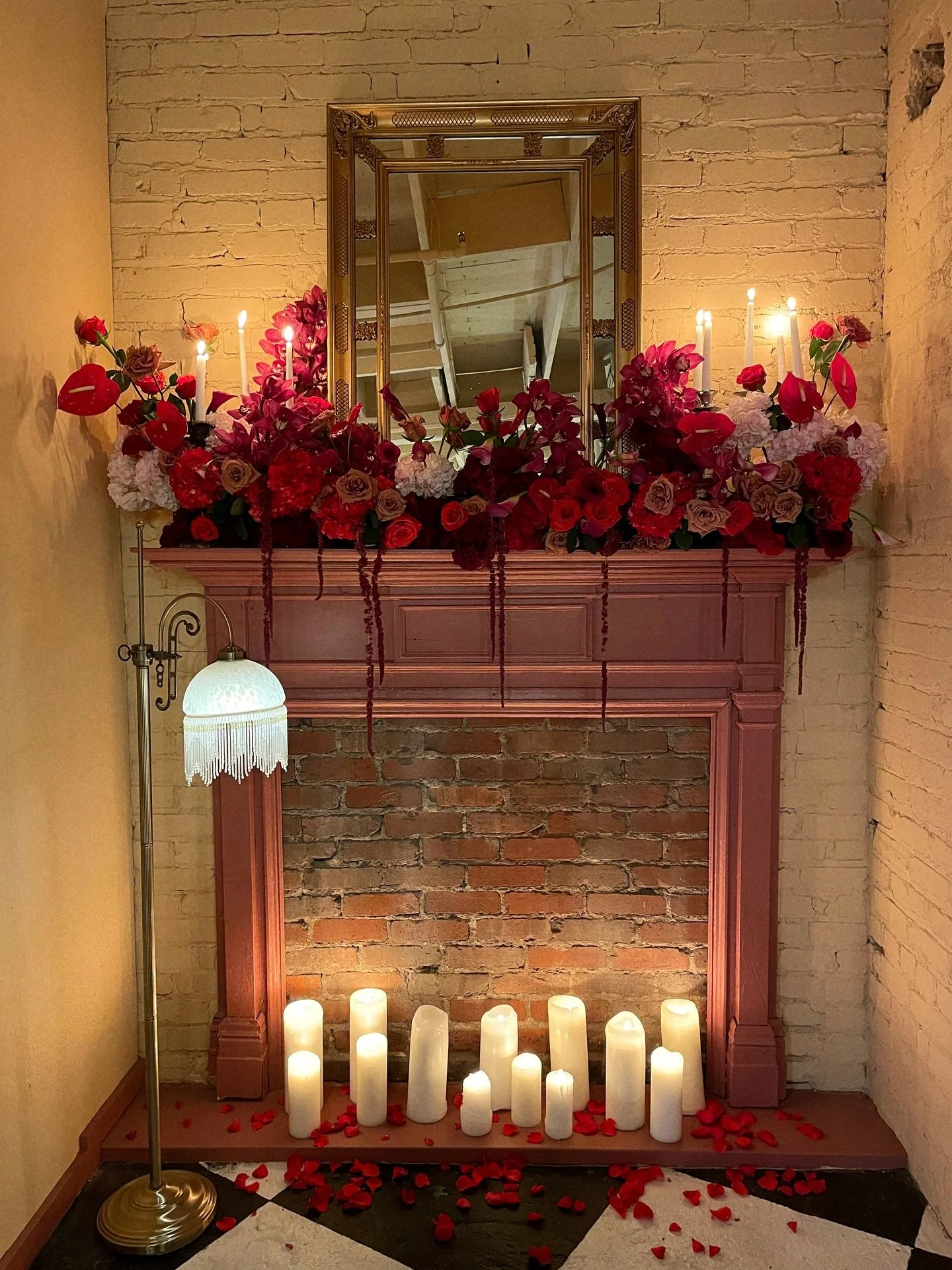 Fireplace florals for Valentine&rsquo;s Day Vignette 🌹🌸 
.
.
Planning: @ateaseeventskc 
Photography: @KelseyDianePhotos 
Videography: @ChrisCProductions
Content Creation: @CapturedbyCarody
Florals: @TheCottageRose
HMUA: @LovelyBeautyKC
Favors: @Stu