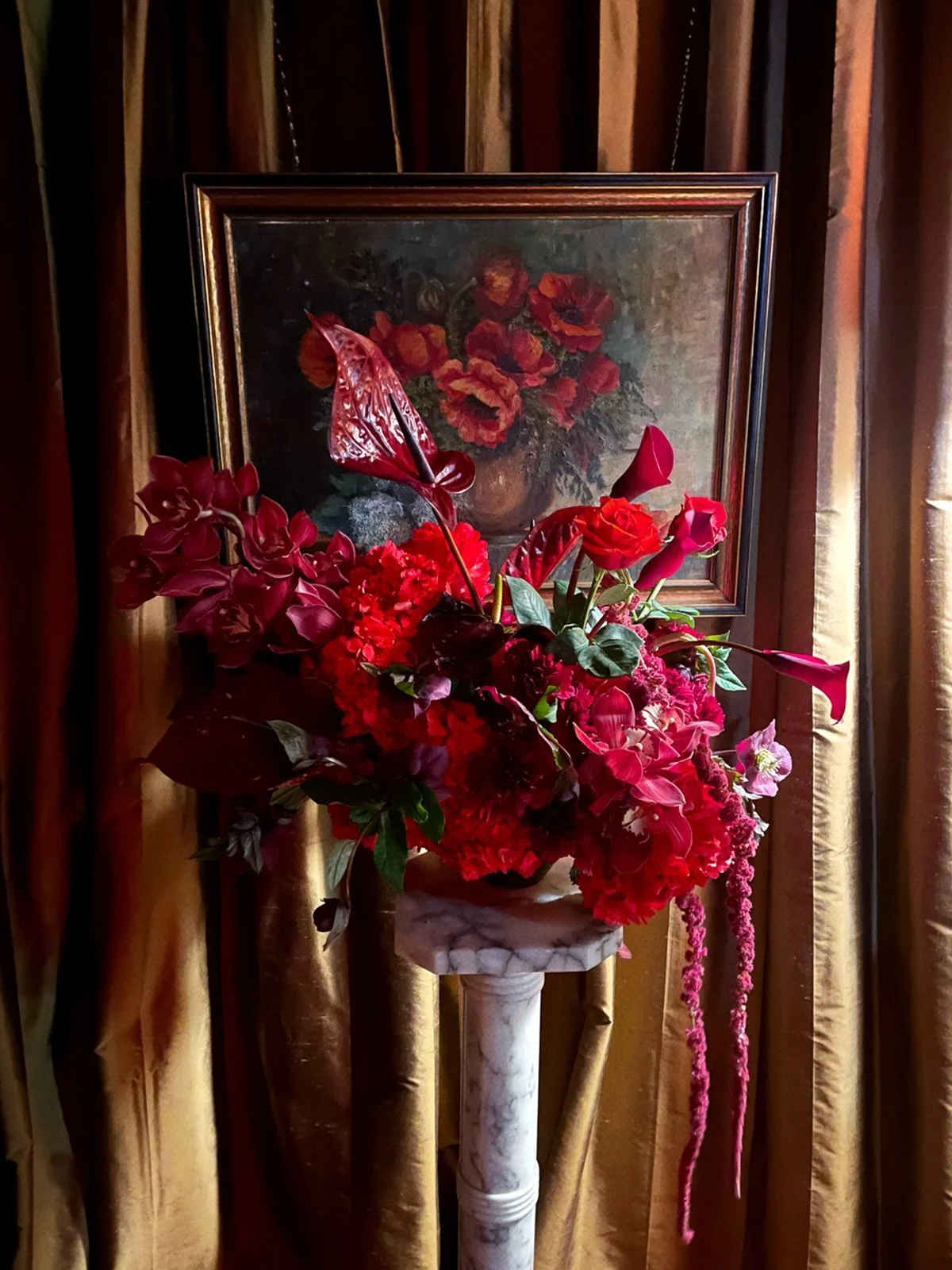 Red, moody, sexy, etc 🥀 #thecottagerose 
.
.
Kansas City wedding florist | bar flowers | modern floral arrangement | anthurium | moody wedding inspiration | red and burgundy color palette