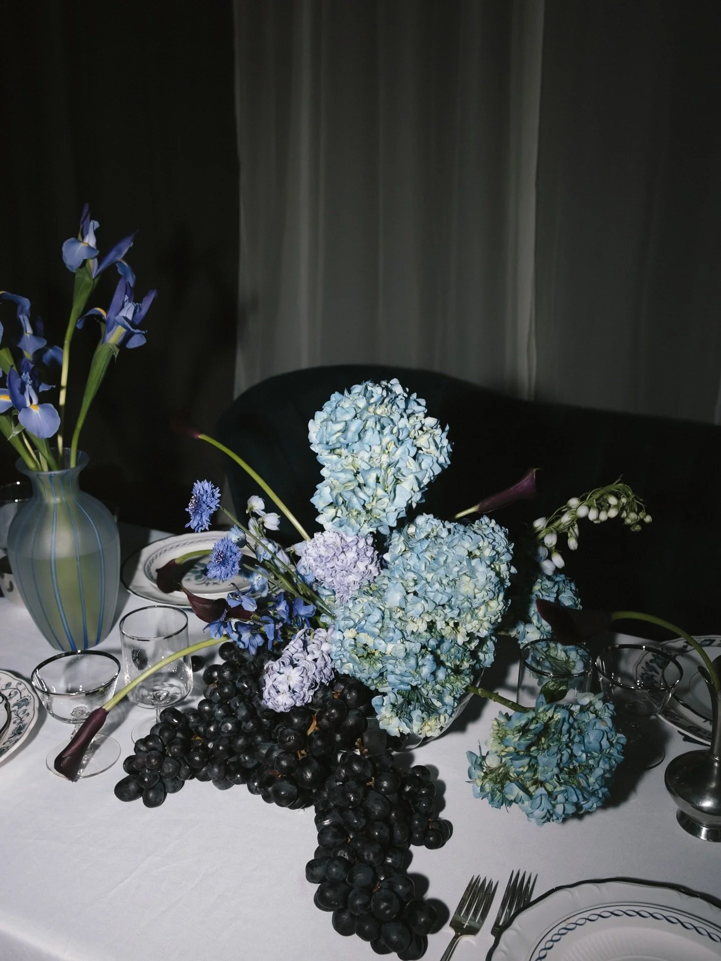 Blue and chrome is definitely the vibe this year 💙💿 

Are you loving this bold, modern trend? Do you want wedding flowers that make your guests go 😍😱😮&zwj;💨🫠🫨🤠?! Let&rsquo;s design your dream florals. Link in bio to get on our calendar #thec