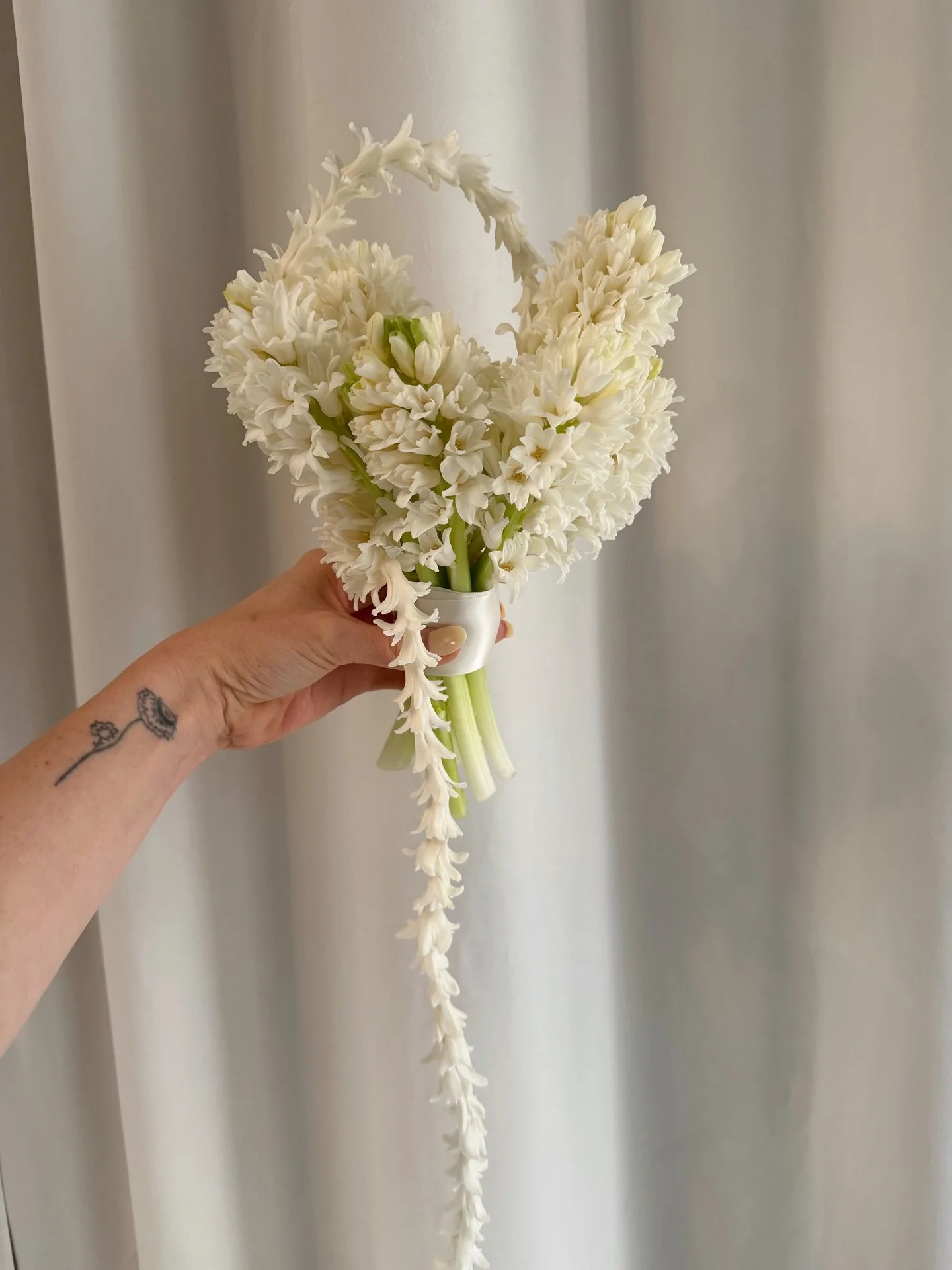 The most precious and perfect hyacinth bouquet 🤍 

For the bride who wants something petite while still making a statement. 

Looking for a florist to create your dream bouquet? Link in bio to inquire #thecottagerosebridalbouquet 
.
.
#thecottageros