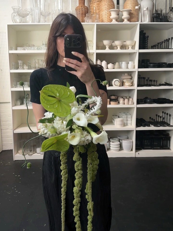 For Courtney 💚🤍 Modern, sculptural and chic with just a touch of whimsy #thecottagerosebridalbouquet 
.
.
#thecottagerose | Kansas City wedding florist | modern wedding bouquet | green and white color palette | anthurium bouquet | allium | spring w