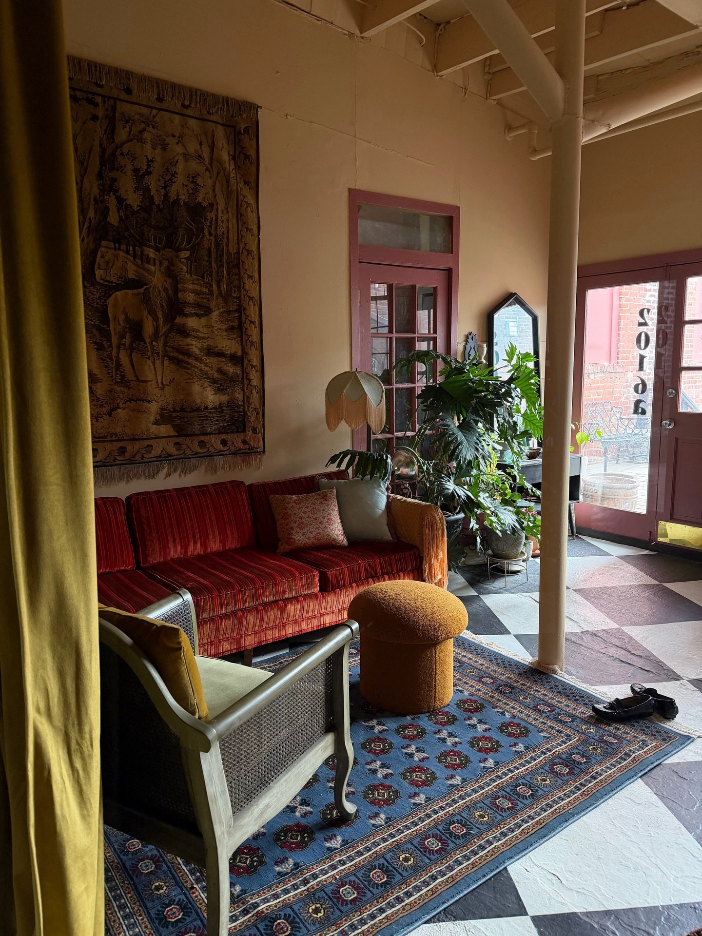 A little March photo dump 🌱 
.
.
#thecottagerose | Kansas City wedding florist | modern florals | florist ootd | florist life | spring wedding inspiration | single stems | alliums