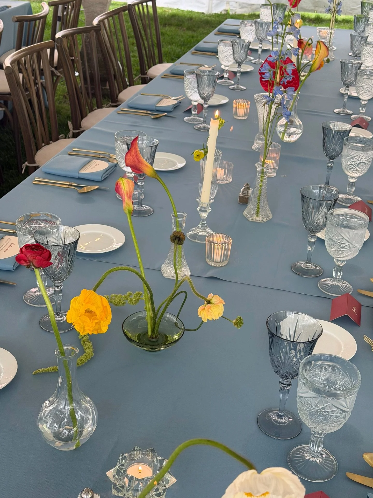 Scenes from the prettiest backyard spring wedding with @weddingsbyhannah ❤️🌼🌱💕
.
.
#thecottagerose | Kansas City wedding florist | spring wedding inspiration | micro wedding decor | backyard wedding | spring flowers | aisle stems | ikebana centerp