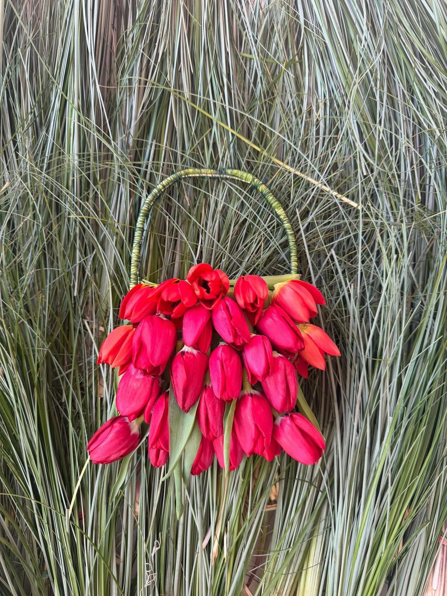 Tulip purse on grass 🌷🌿

Are you loving the floral purse trend as much as I am?! A bouquet for the ceremony and a chic tulip number for the reception. 

Because you are iconic and you can never hold enough flowers are your wedding day. 

Do you agr