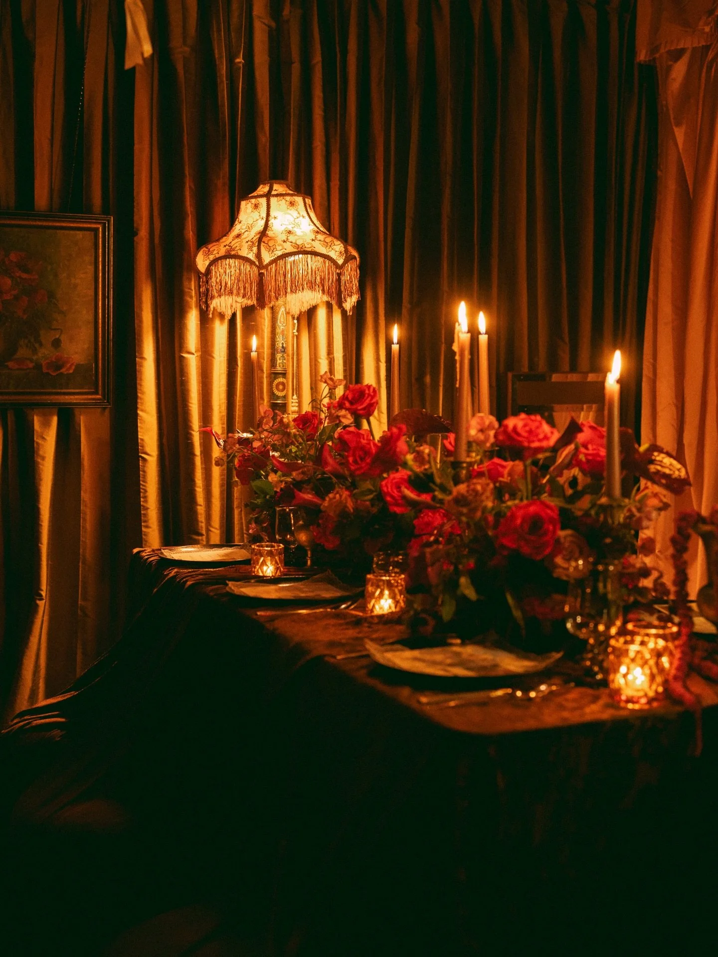 Sexy, moody and maximalist works for any season. Especially if it involves a pop of red ❤️

Love this vibe?! Let&rsquo;s chat about it #thecottagerose 
.
.
Photo @madebyhalle 
Planning @truelovecoordinatinganddesign 
Florals, Decor, Design @thecottag