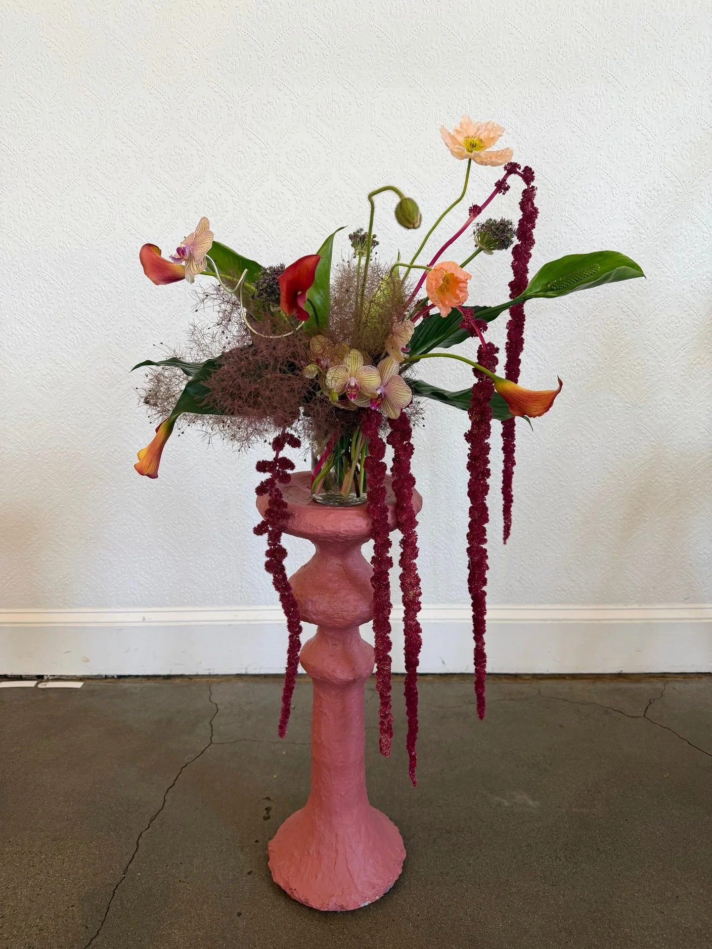 When your bride makes a really cool pedestal, you have to make the flowers cool enough to sit on it! #thecottagerose 
.
.
Planning @hitchedinkc 
Venue @lavillakc 
Florals @thecottagerose 
.
.
Kansas City wedding florist | modern florals | sculptural 