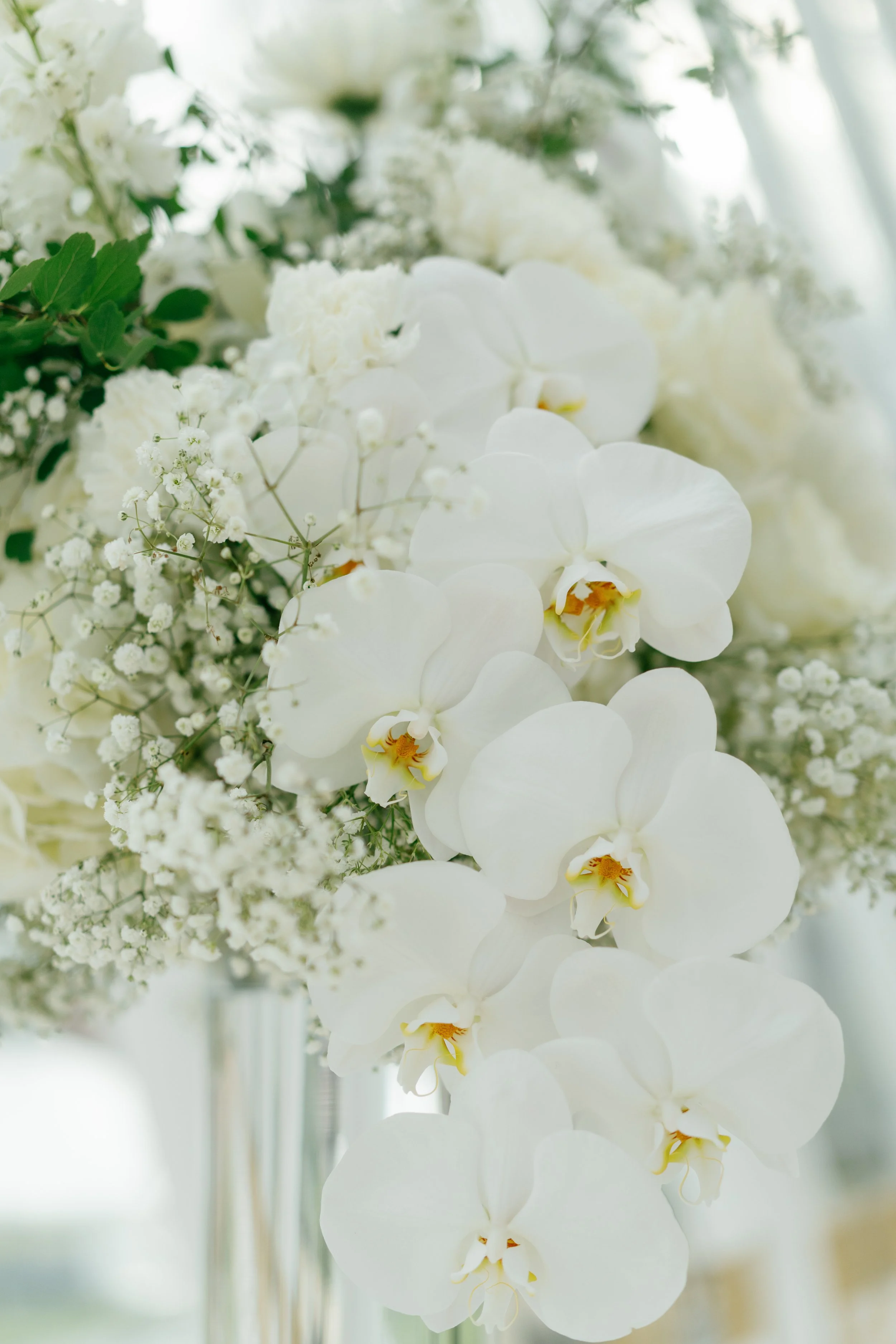 Modern chic spring wedding kauffman center for the performing arts cloud dancer inspiration head table garland tall centerpieces low floral arrangement babys breath orchids calla lilies the cottage rose kansas city wedding florist crossroads