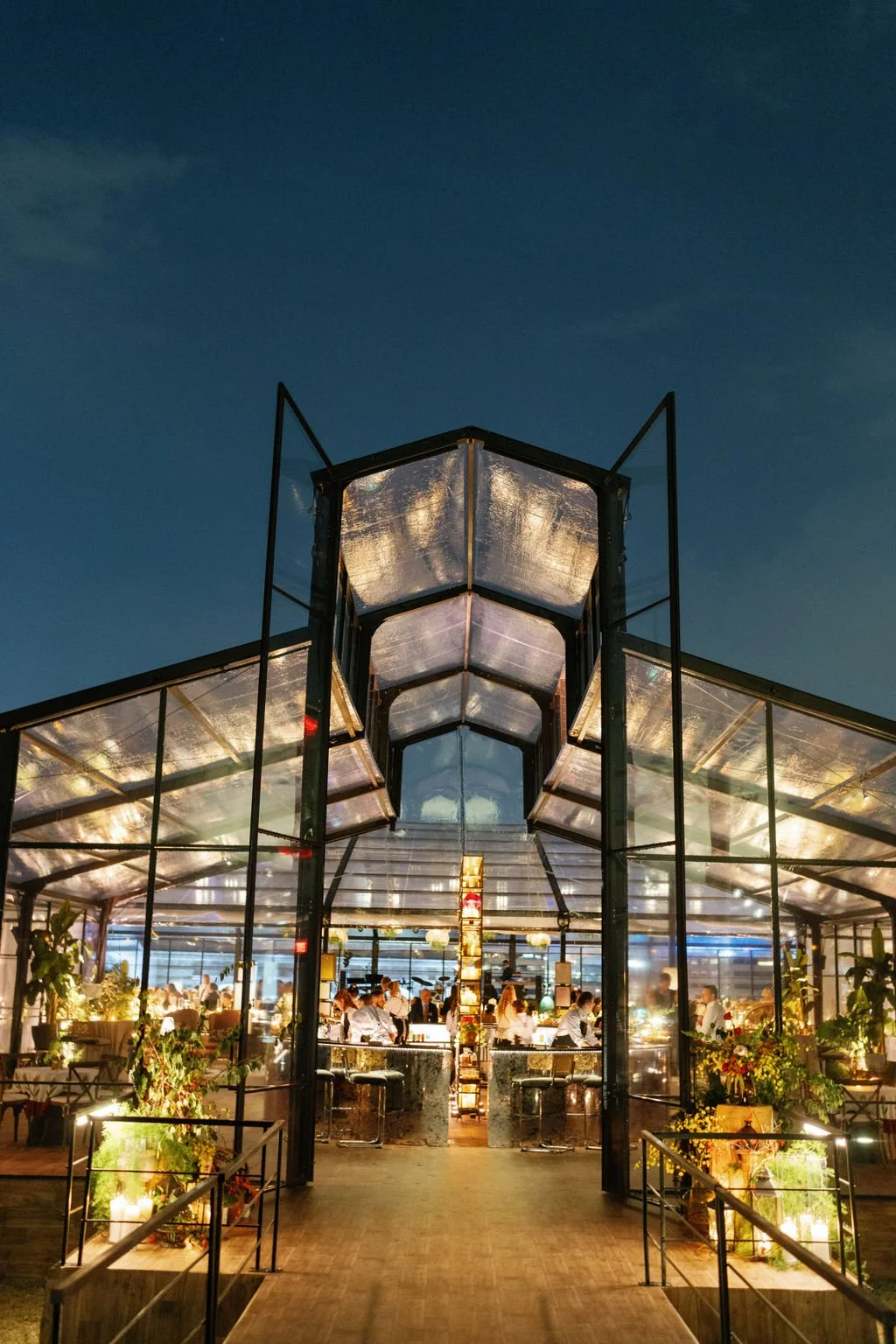 Modern eclectic luxury wedding on the lawn at liberty memorial greenhouse tent wedding outdoor reception fall wedding decor october wedding the cottage rose kansas city wedding florist crossroads bar cocktail space