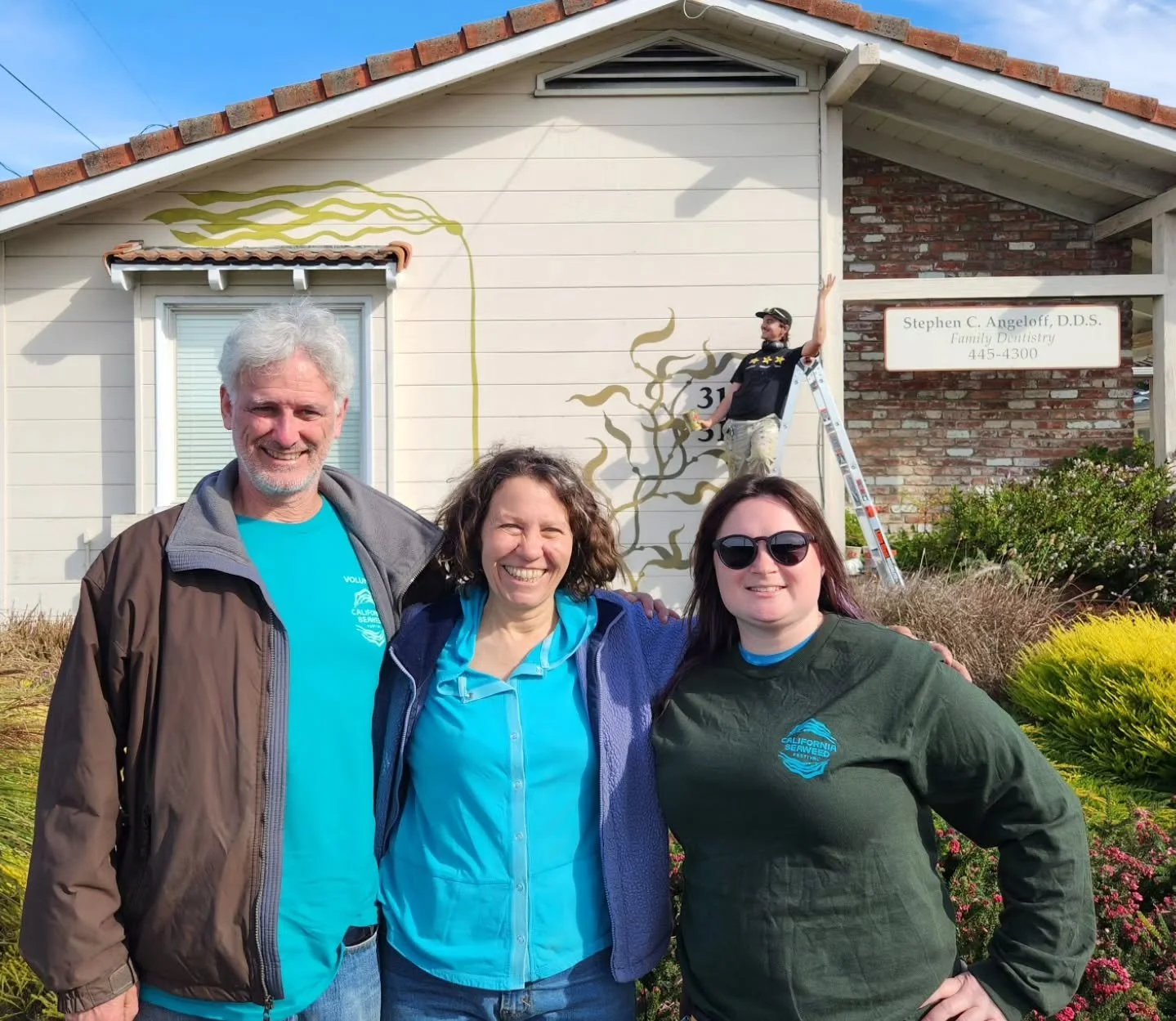 Mural hunting was a success!! Thank you to @beautifyearth @clearly_confuzed @bluerobotics for leaving these beautiful seaweed murals around Eureka! If you are in Eureka please take a photo in front of them and tag us! Happy to leave beautiful marks o