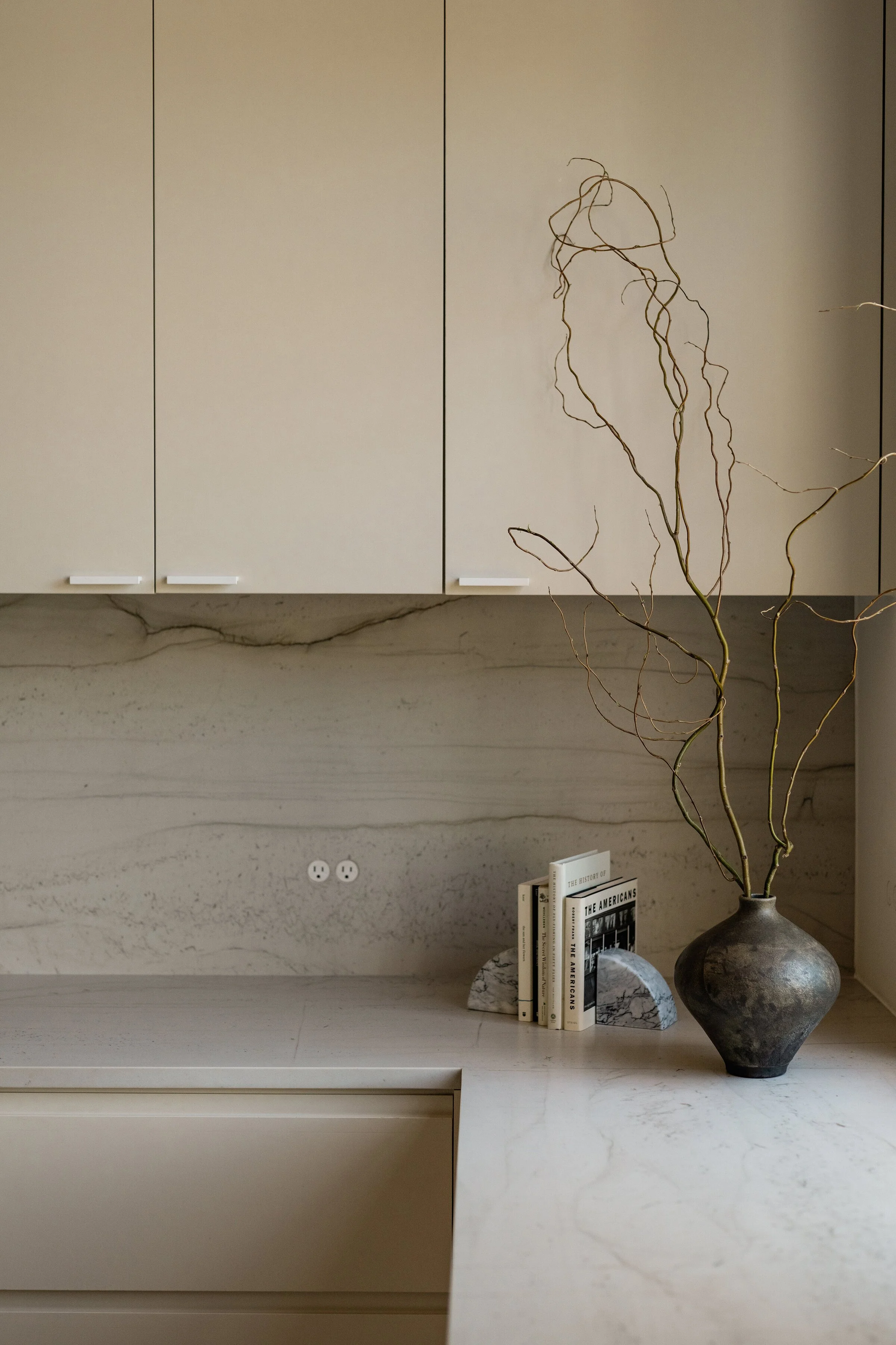 timeless-kitchen-design-pottery-natural-lighting-quartzite-bocci-outlet-thousand-oaks-house-franc.jpg