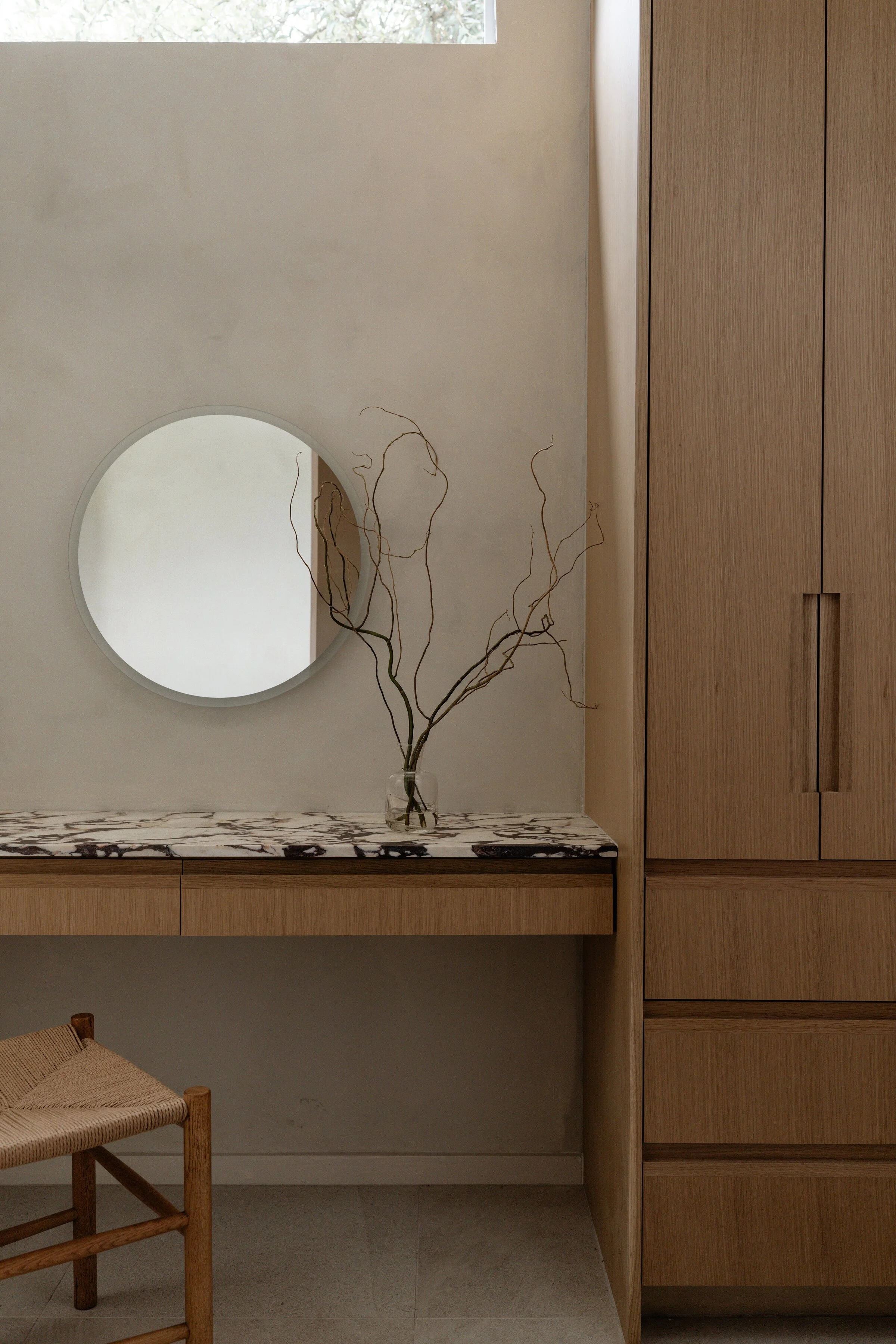 warm-bathroom-white-oak-cabinetry-viola-marble-plaster-limewash-house-franc.jpg