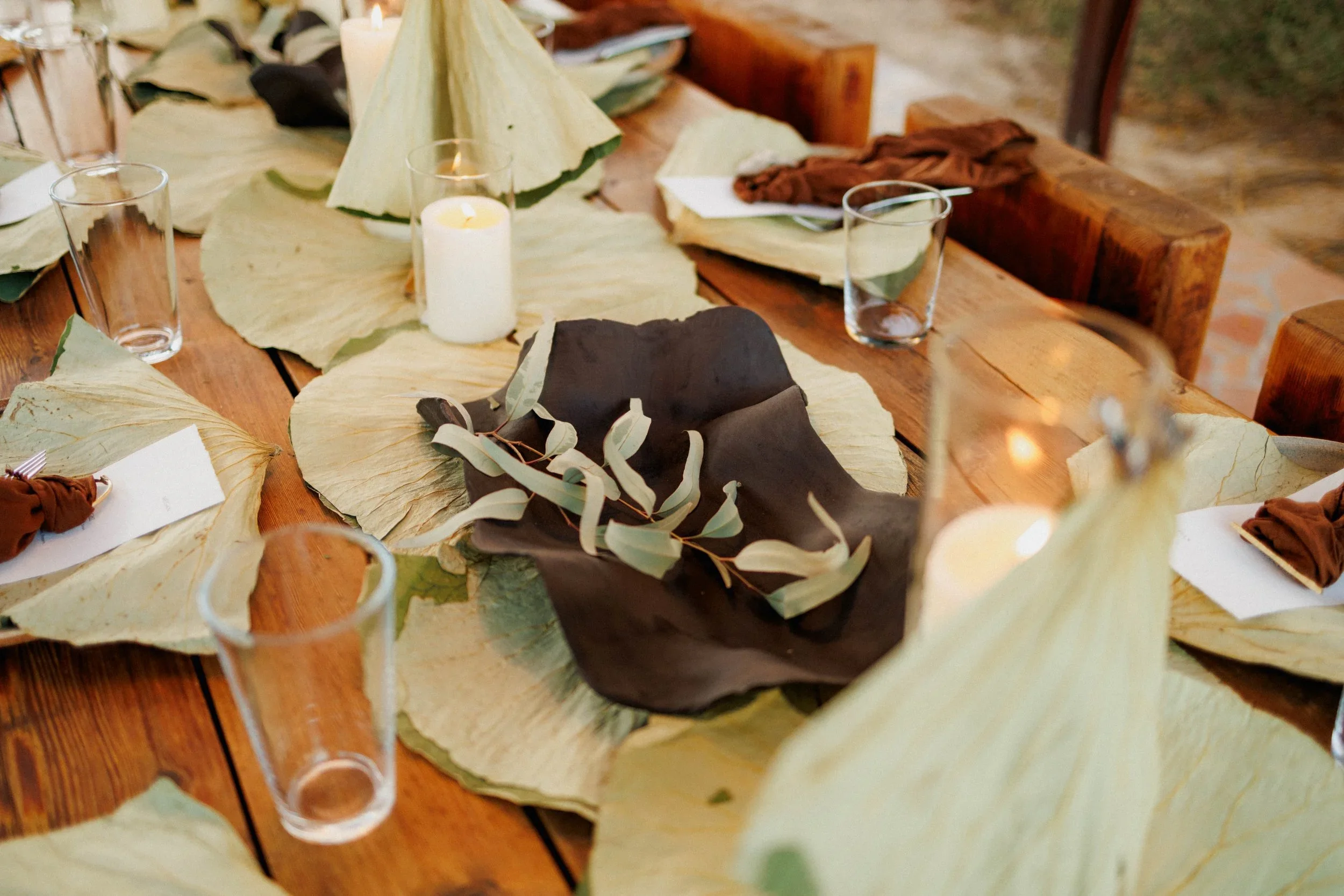 The Waves Tray
Stoneware in a crater glaze, finished in ivory or black.