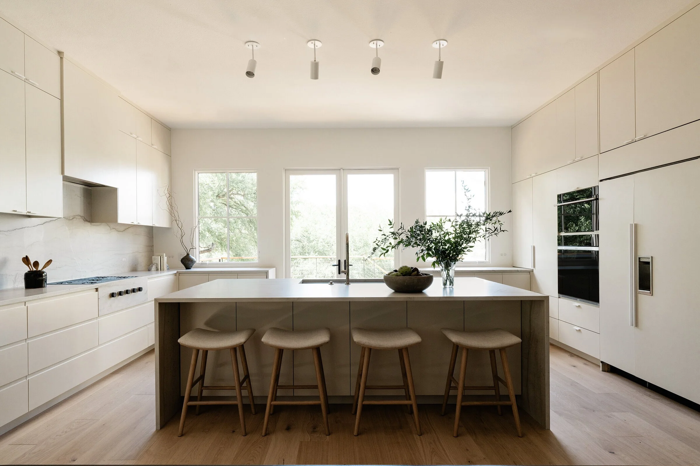 timeless-kitchen-design-integrated-appliances-simple-modern-minimal-clean-austin-home-thousand-oaks-house-franc.jpg