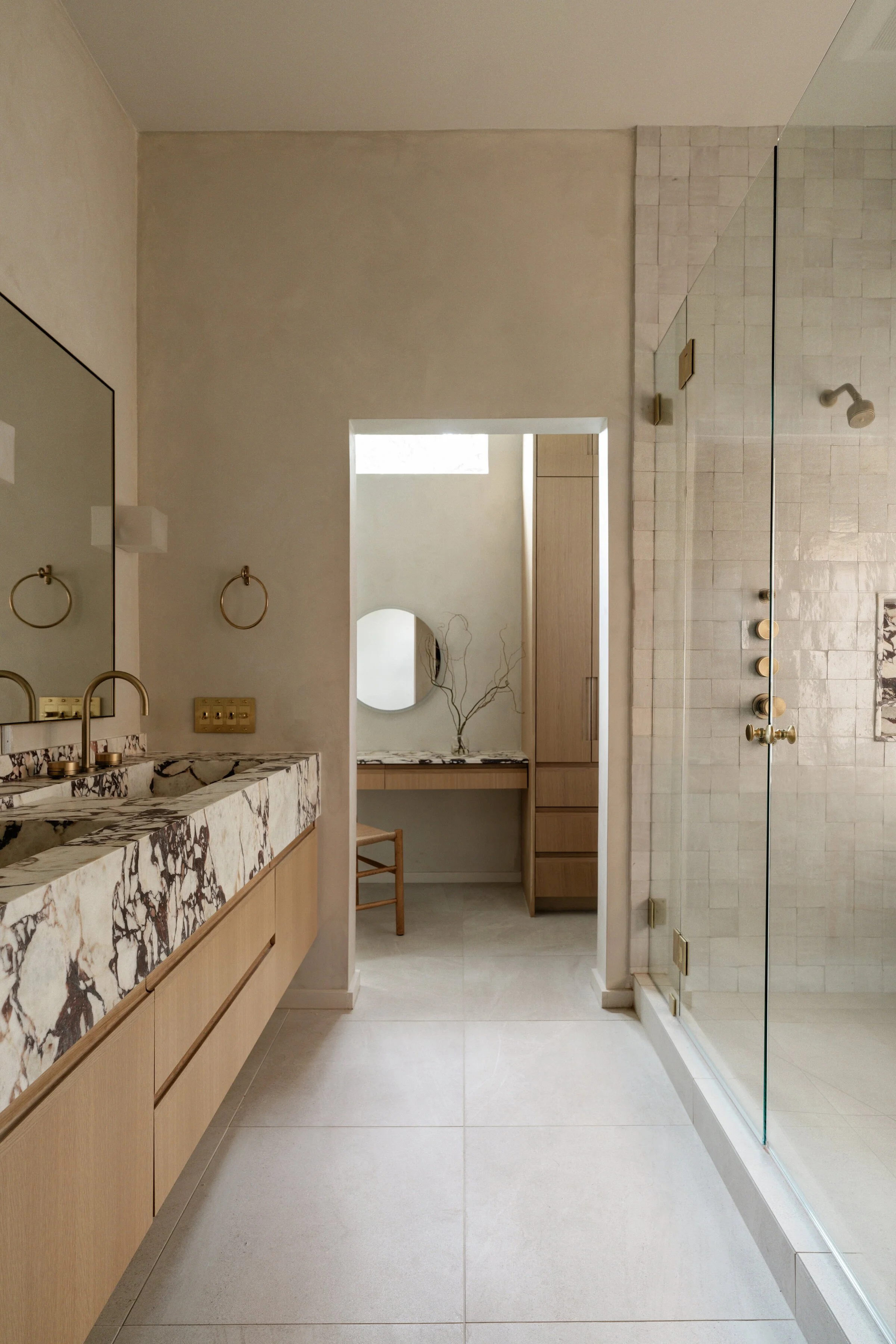 thousand-oaks-bathroom-vanity-design-white-oak-warm-bathroom-viola-marble-zellige-shower-brass-austin-house-franc.jpg