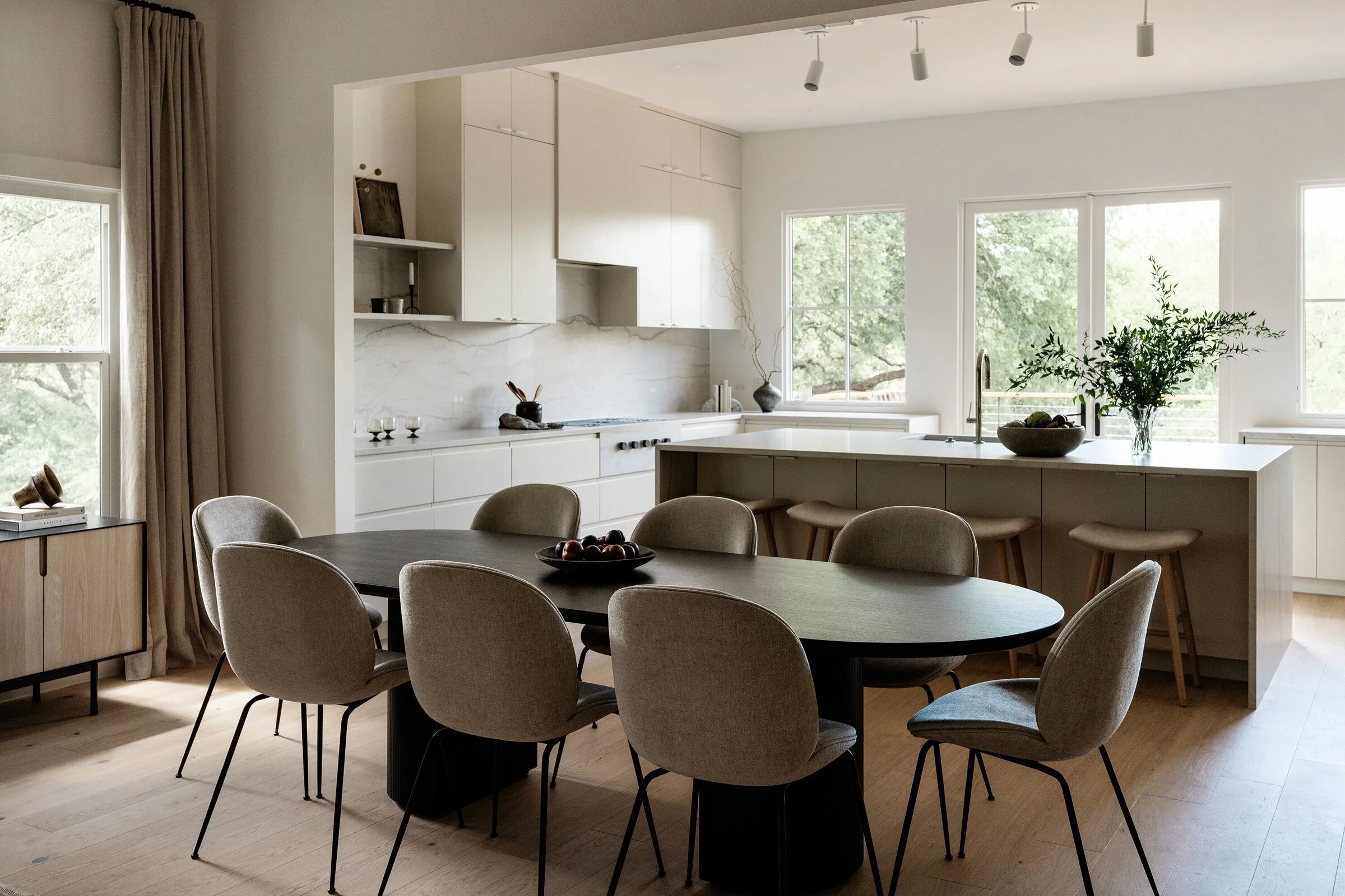 timeless-dining-kitchen-design-austin-home-modern-minimal-simple-warm-natural-light-house-franc.jpg