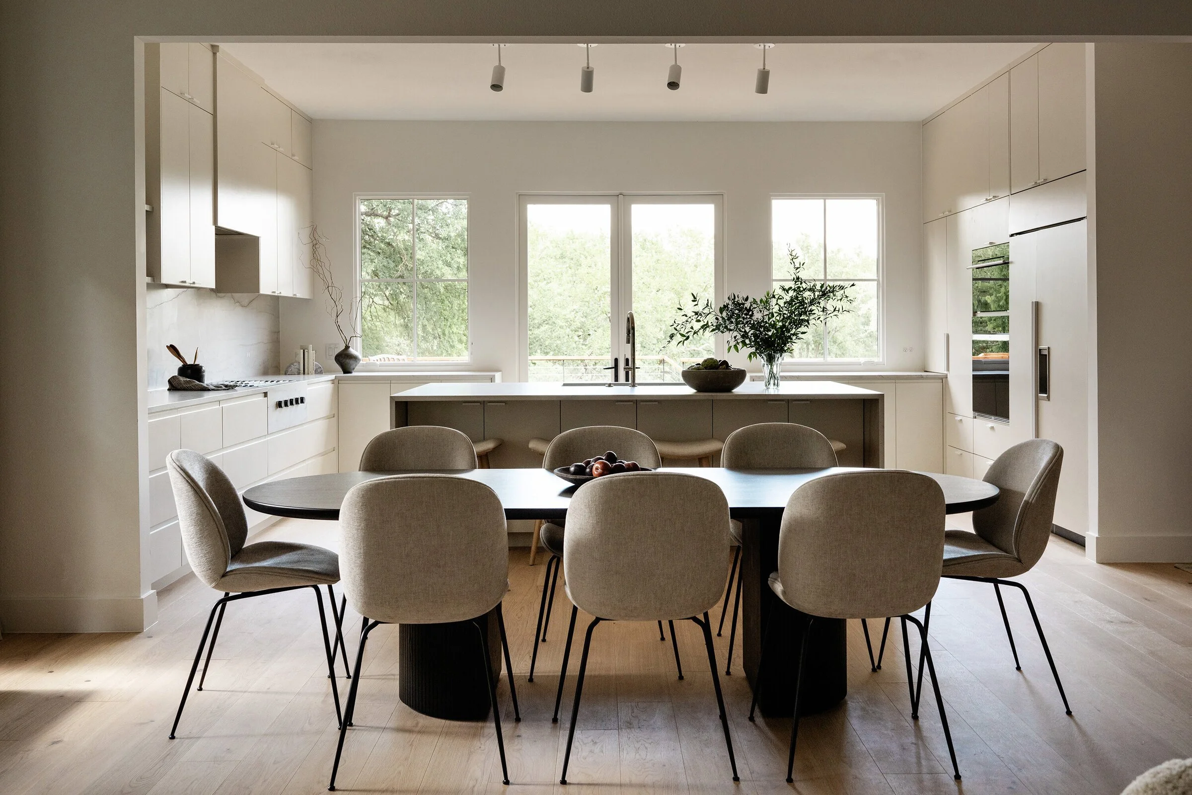 dining-kitchen-timeless-modern-natural-light-outdoors-nature-view-minimal-simple-warm-cozy-austin-home-house-franc.jpg