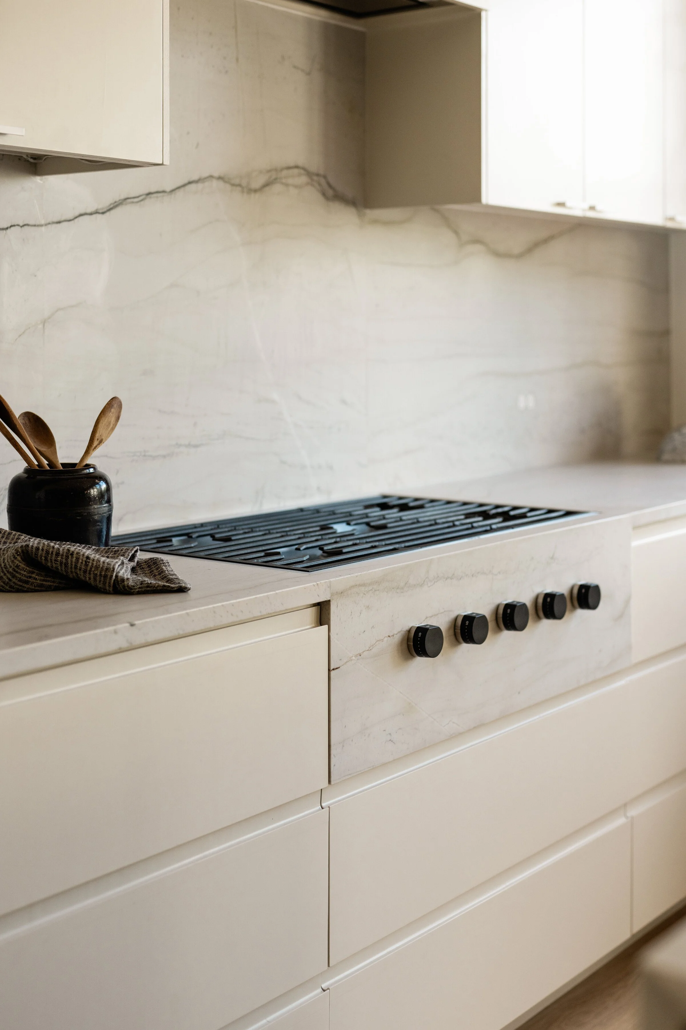 integrated-appliances-wolf-stove-stone-apron-quartzite-backsplash-timeless-kitchen-design-austin-home-house-franc.jpg