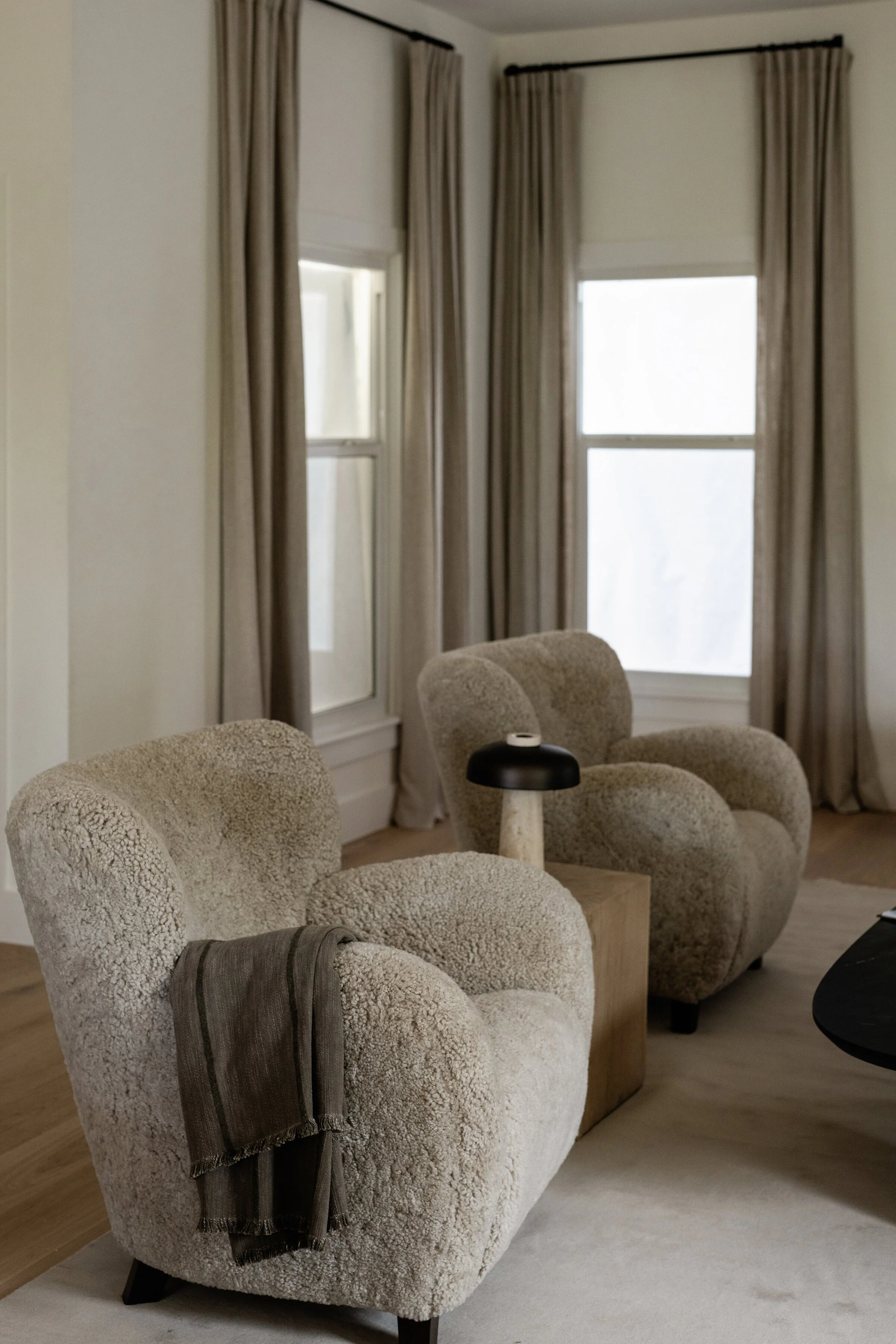 cozy-shearling-chairs-natural-light-timeless-living-room-austin-house-franc.jpg