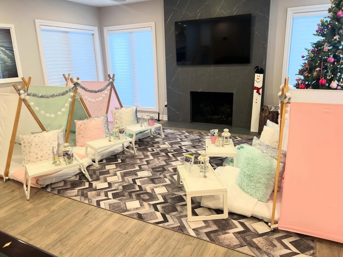 A winter wonderland for 10!!! So magical and pretty ❄️ 

👀 a cutie little helper too!