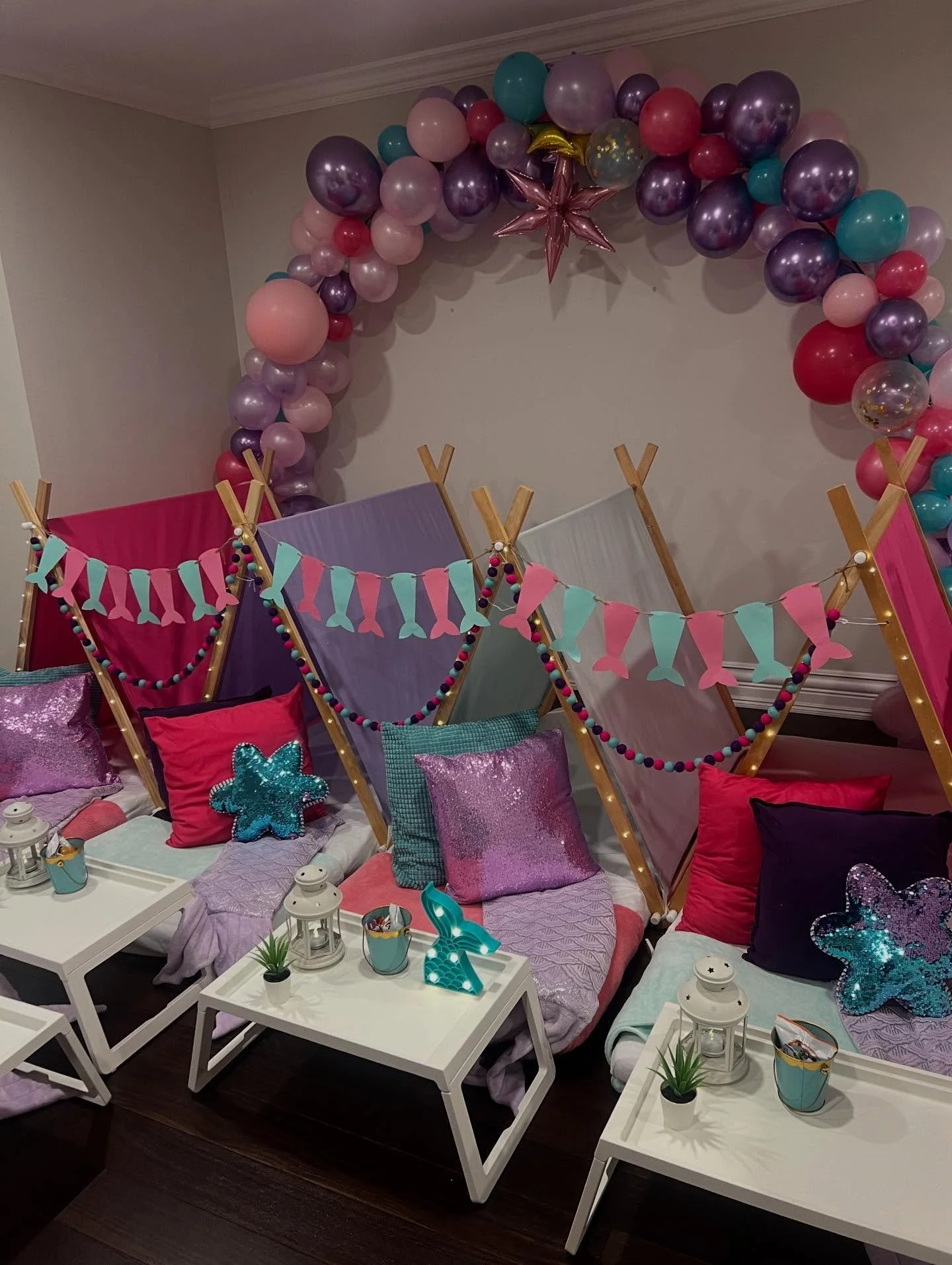 When you arrive to set up and the clients diy balloon garland, MATCHES perfectly! Under the sea for 6!! 🧜&zwj;♀️