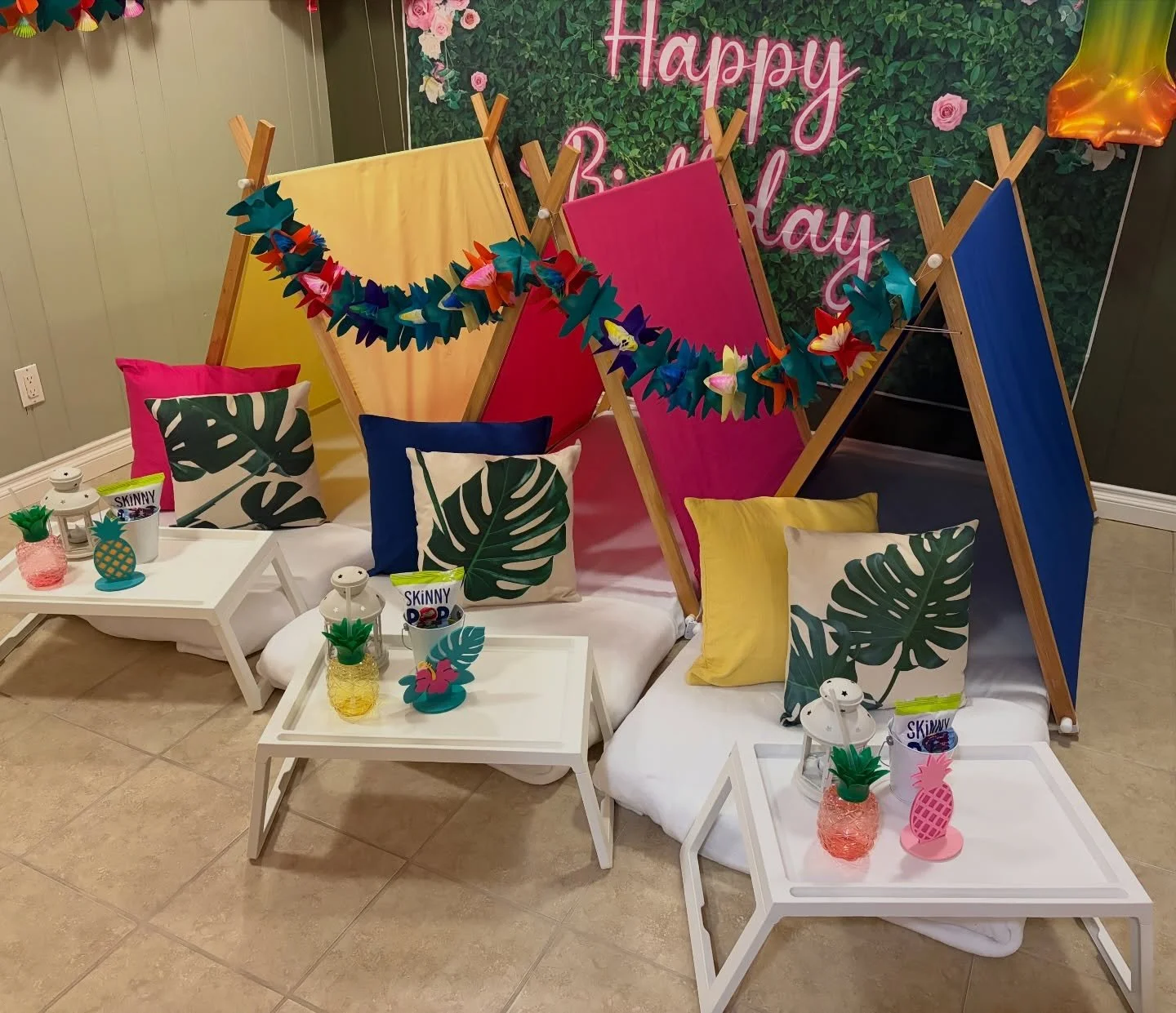 This Hawaiian themed setup turned out so cute with all the bright colors!  We hope Emerson has the best 10th birthday! 🌺