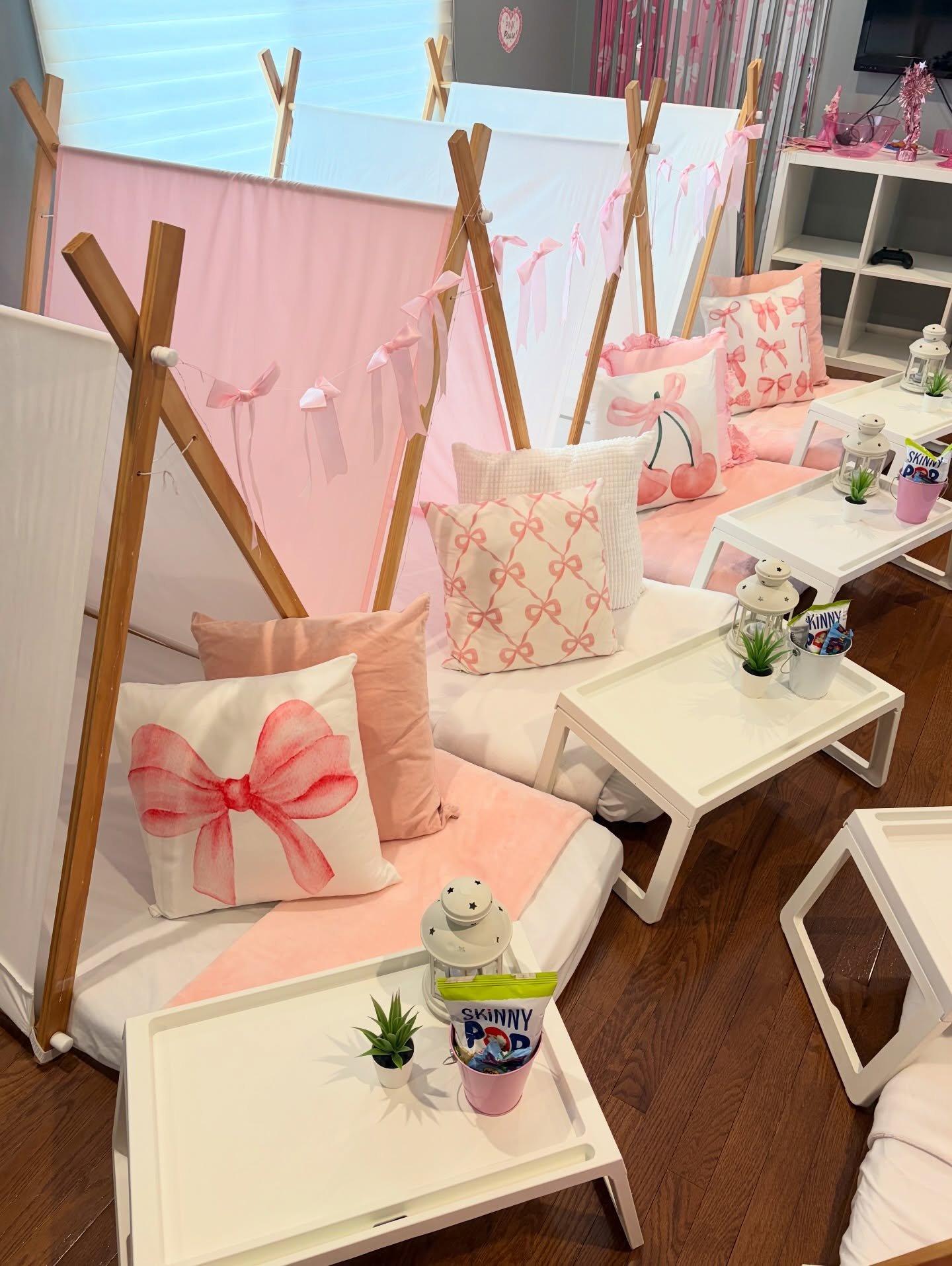 Loving all the bows and all the pink!  Such a beautiful setup to celebrate turning 7! 🎂 🎀