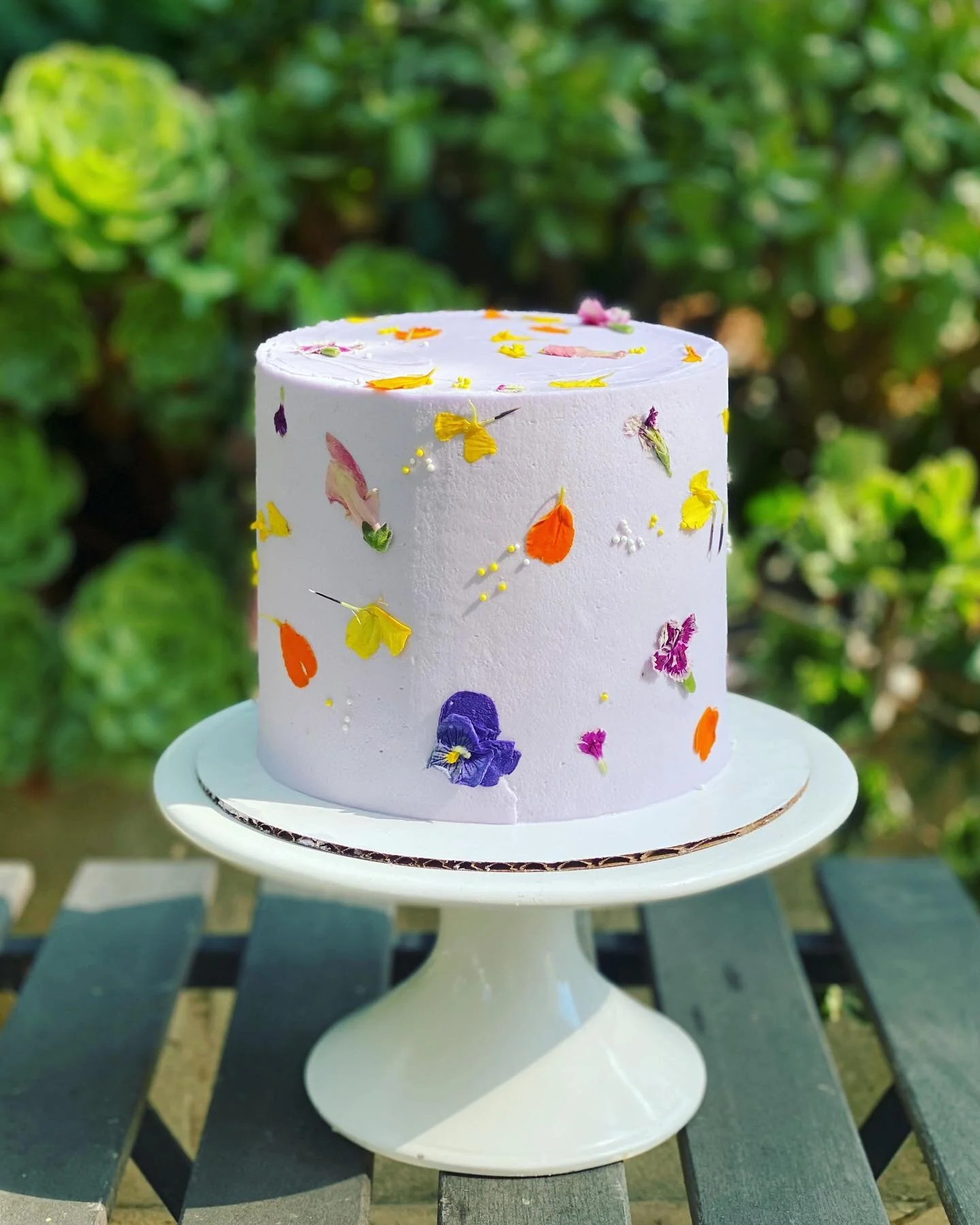 112 degrees in LA called for a summer cake moment. Buttermilk cake with strawberry jam swirls, fresh strawberries, and a fluffy vanilla bean buttercream. Oh and flowers you can EAT. Obvs. 🌺🌸🌼 inspired by some of my favorite bakers who play with fl