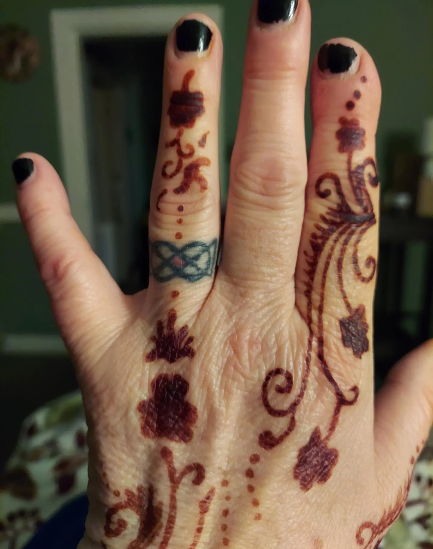 Patience pays off when it comes to henna. The longer you leave the paste on, the deeper and longer lasting the stain. 🌿

Starting with our next henna pop-up, I&rsquo;ll bring a few options for setting the paste for overnight wear. A beautiful way to