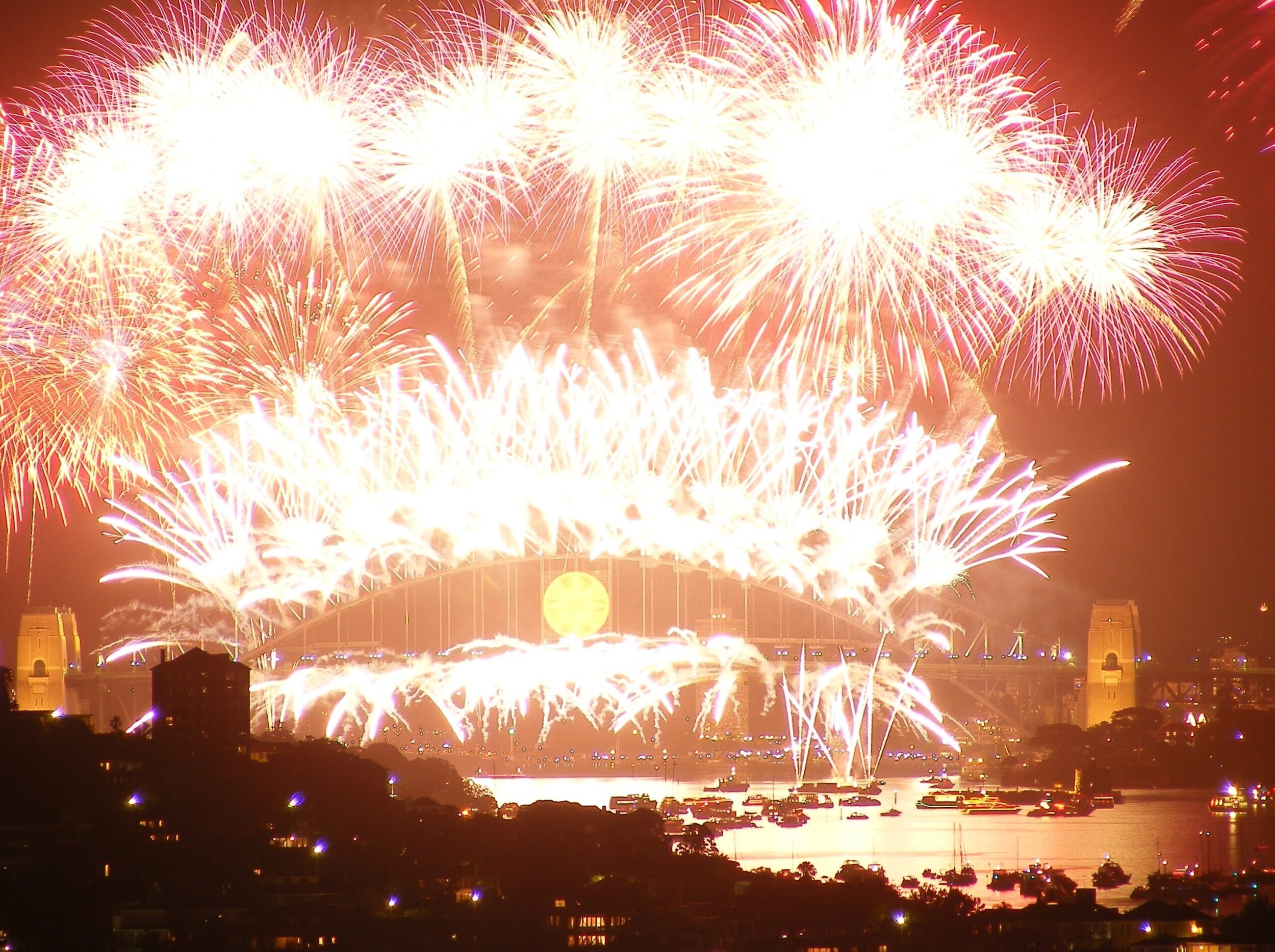 Sydney_harbour_fireworks_new_years_eve_2008-scaled.jpg