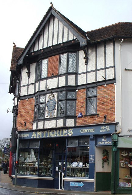 Antiques_Shop_in_Lyndhurst_-_geograph.org_.uk_-_350104.jpg