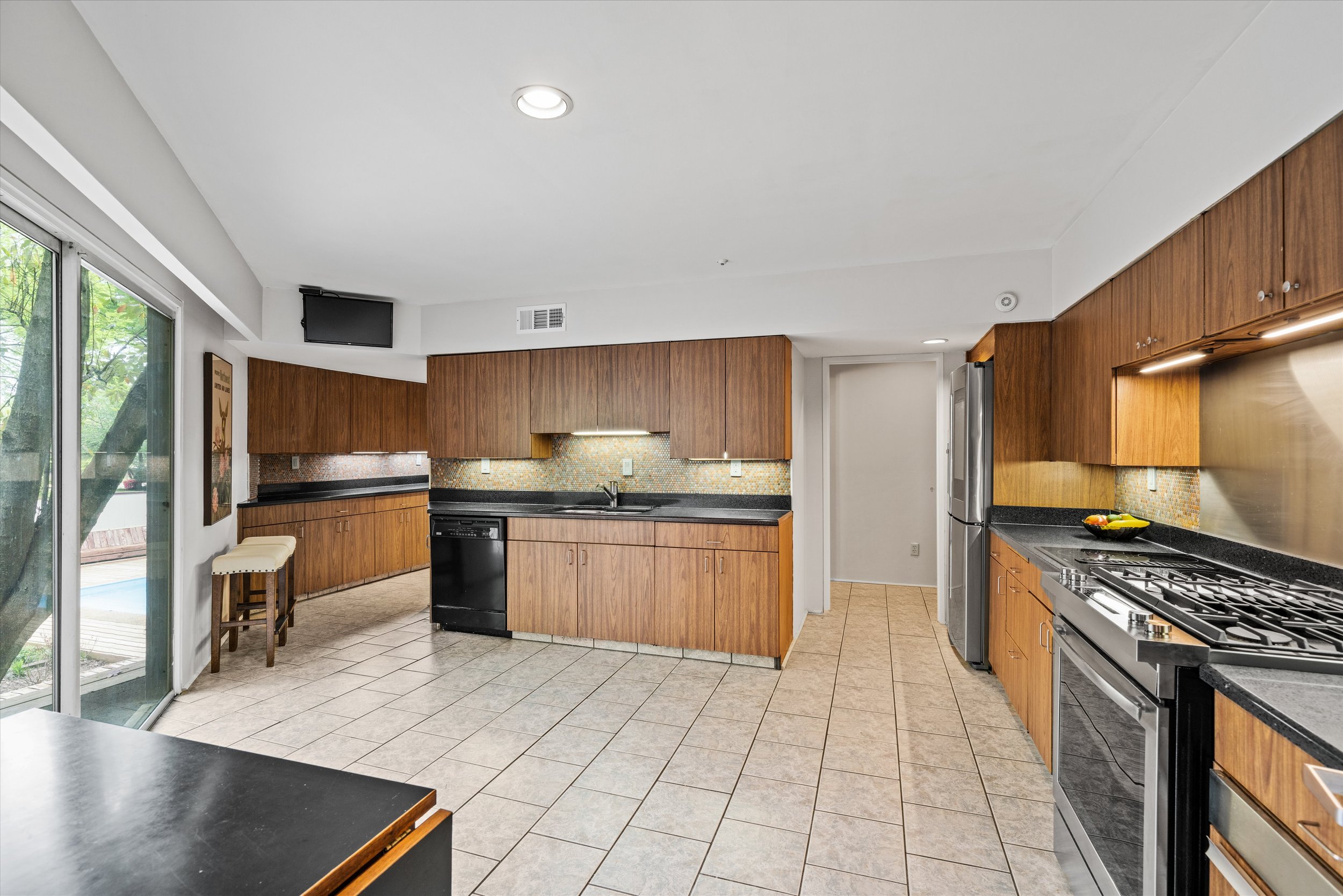 10-Kitchen with sliding doors to deck.jpg