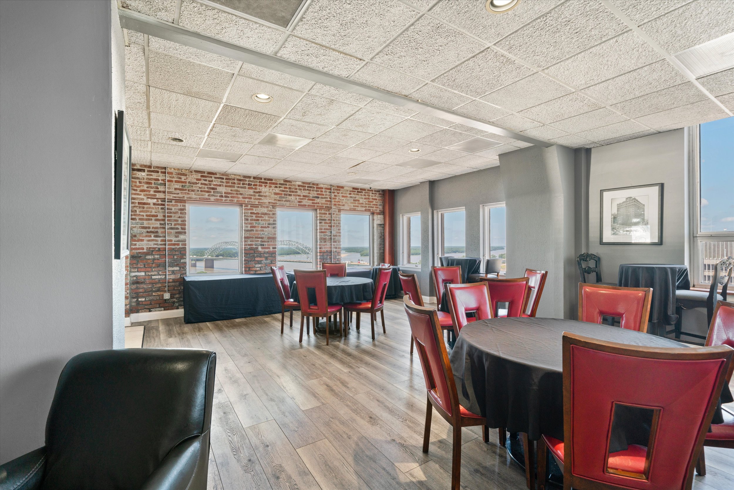 25-109 N Main Unit 1509-25.jpg