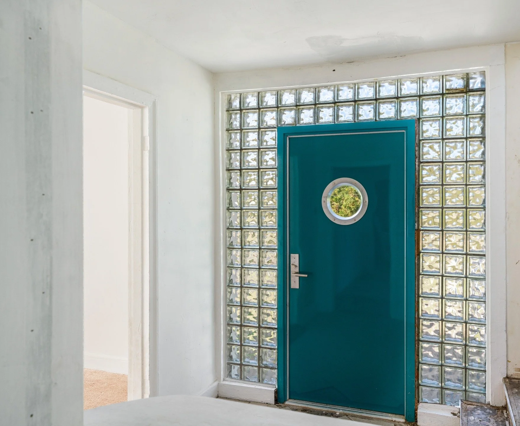 You have been so patient! Thank you for waiting for us to get these interior photos of the @frayserbauhaus taken for you. 

Visit frayserbauhaus.com/future to explore a virtual video of what the interiors could look like after renovation.