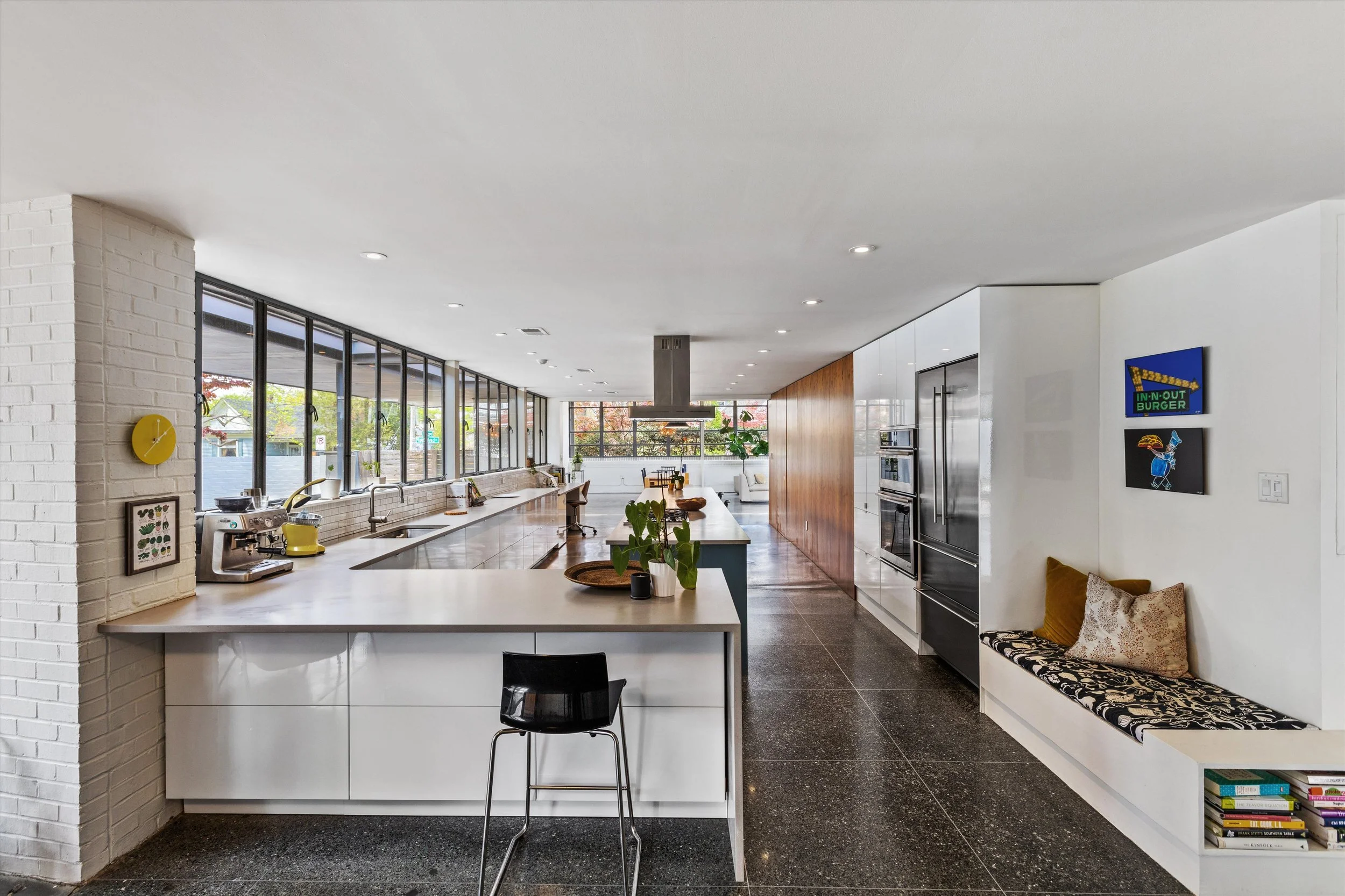 10-Spacious kitchen.jpg