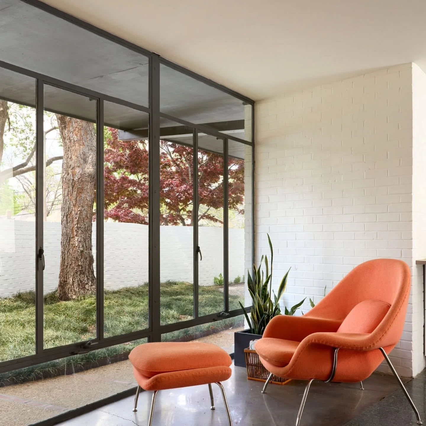 A true indoor/outdoor home bathed in natural light, 2080 Peabody Ave offers peace in the center of the city. Enjoy the play of light throughout the day and the changing shadows with each season. Lushly-landscaped private courtyards, open plan, and th