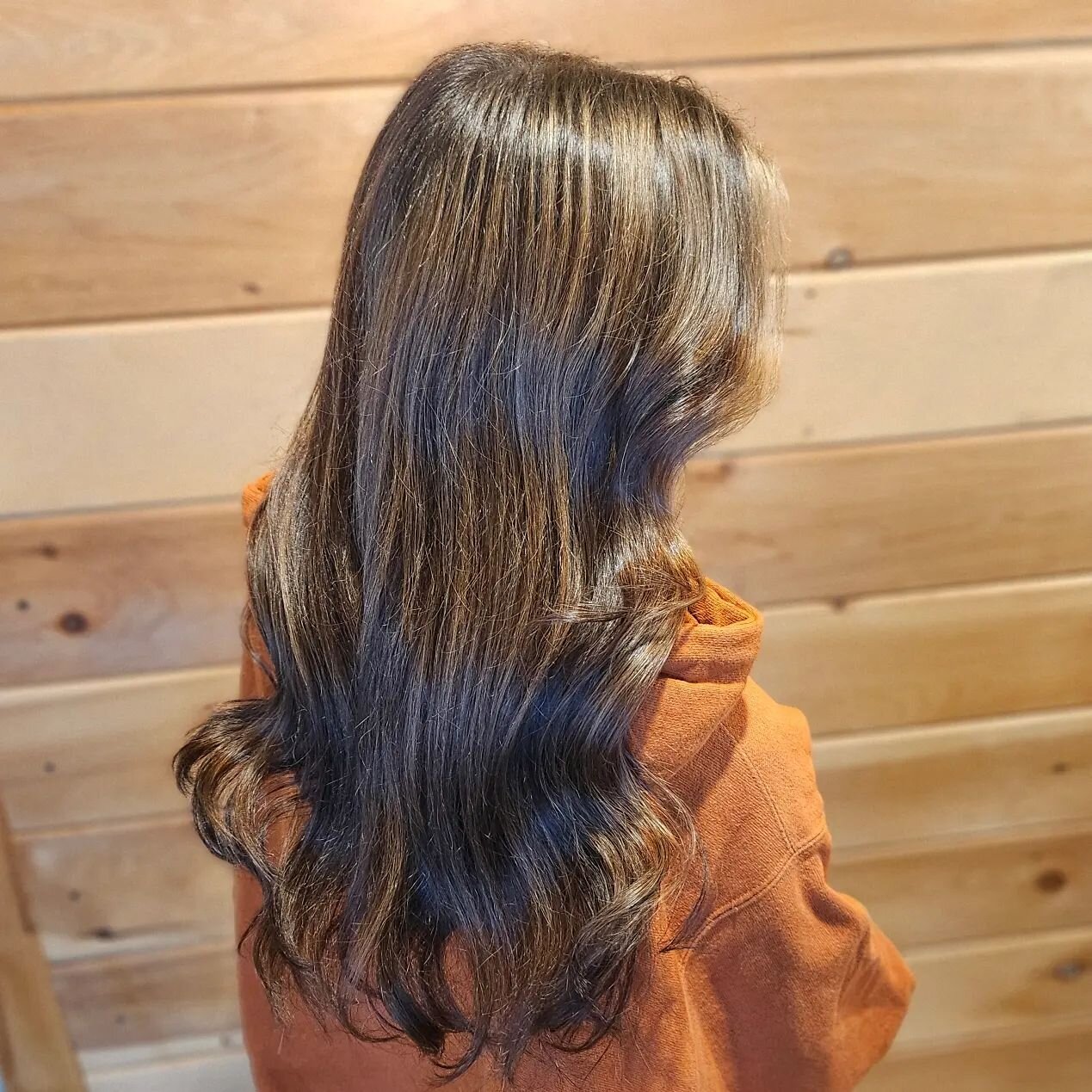 Dark Chocolate Salted Caramel 🍫🍪
@hairbycoreendawn
Partial Teasy light on these long locks, and partial highlight on the shoulder length hair ❤️
#1 salon after photo
#2 processing selfie 
#3 client after selfie 😍
#chocolatecaramelhair #teasylights