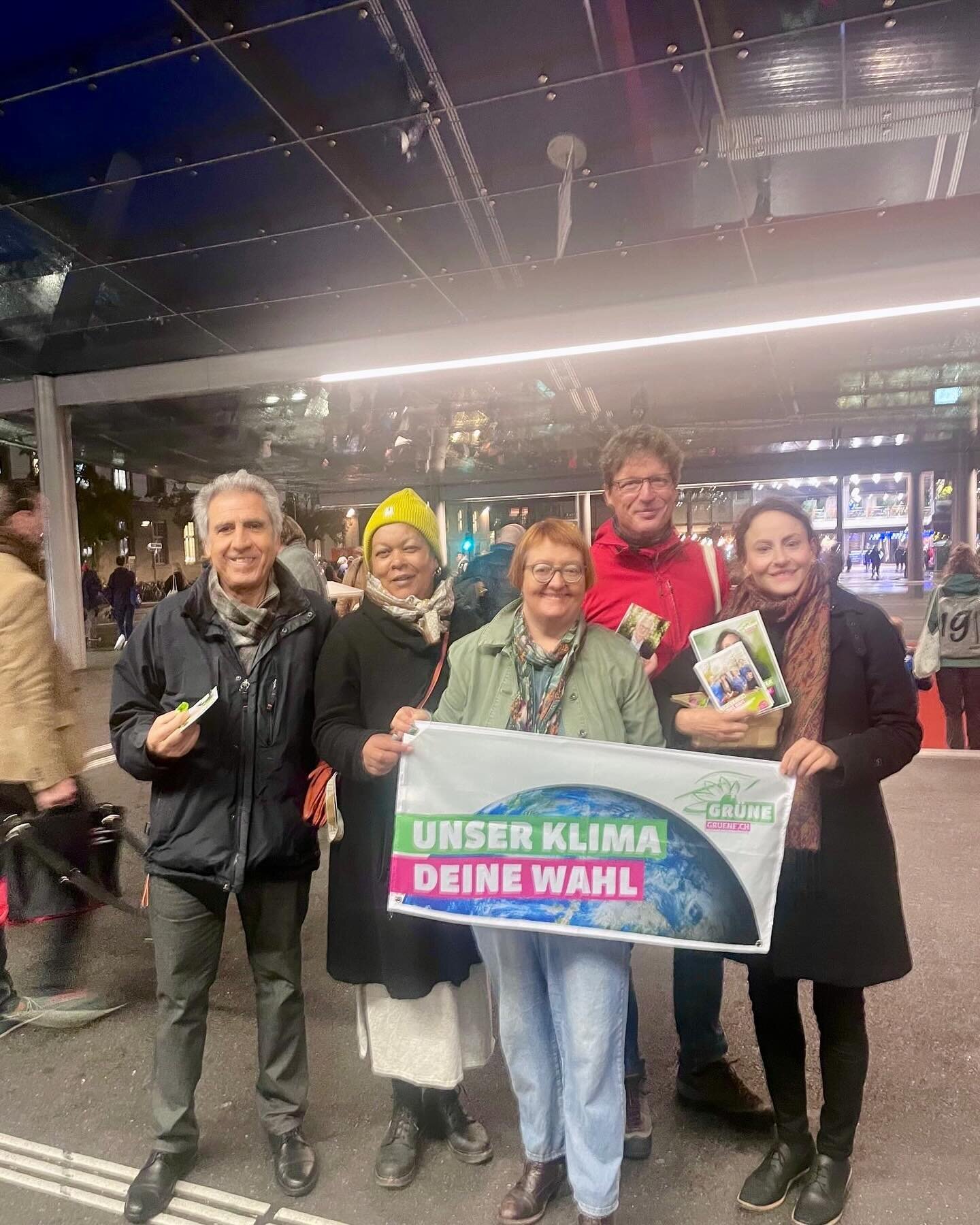Heute wieder fr&uuml;h unterwegs, um alle ans W&auml;hlen zu erinnern💚🌎. Falls du es noch nicht getan hast, please vote❤️.
#klimawahl2023🌍 #gruenstattgrau @gruenebern