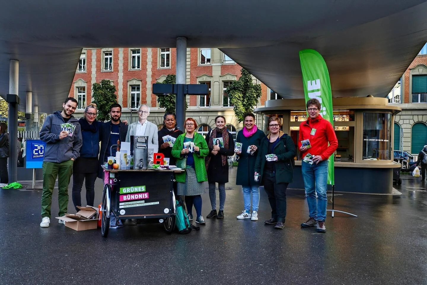 Mit dem #Greenteam unterwegs am Eigerplatz. Der Countdown l&auml;uft⏳ - nur noch knapp 2 Tage bis zu den Wahlen🌎💚.
#klimawahl2023🌍 #gruenstattgrau @gruenebern