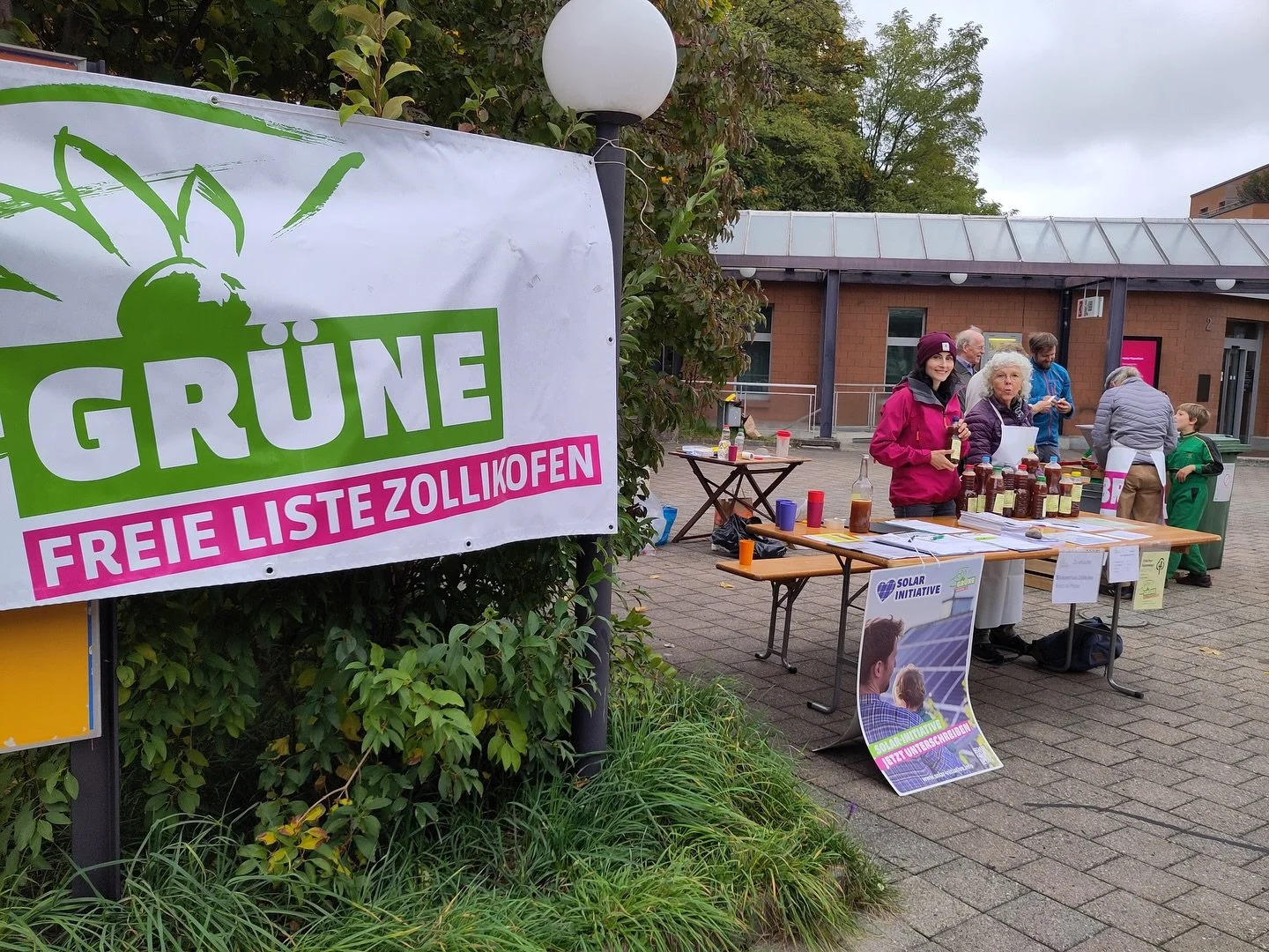 Heute durfte ich bei der traditionellen S&uuml;ssmost-Aktion der @gfl_zollikofen 🍎 vor dem Coop mithelfen &ndash; naja, mithelfen im weitesten Sinne 😉. Die harte Arbeit an der Mostpresse habe ich den Profis &uuml;berlassen &ndash; ich war im Verkau