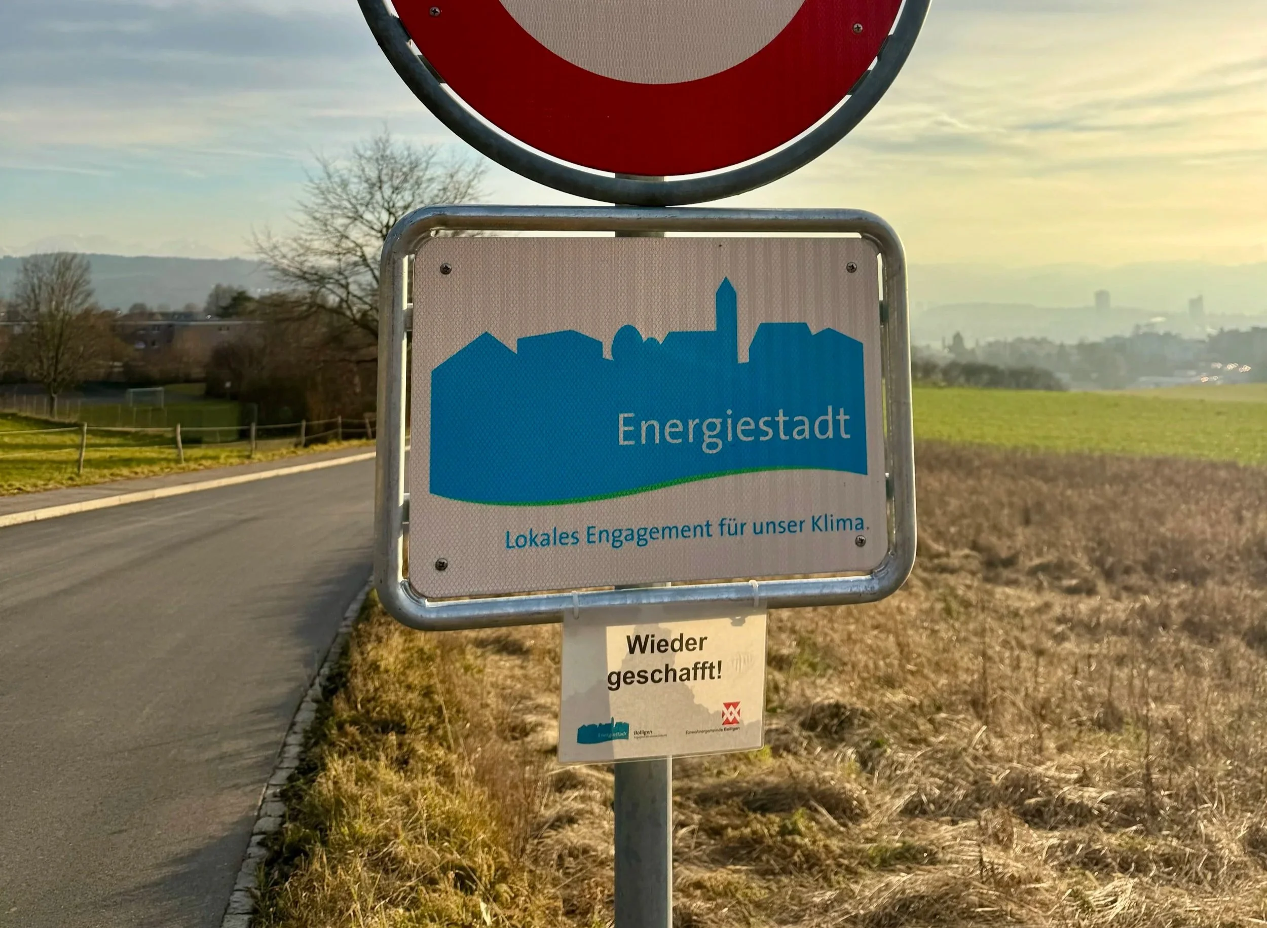 Wieder geschafft! Bolligen trägt seit 2020 das Energiestadt-Label. Im November 2025 wurde die Gemeinde erneut extern geprüft. Das Ergebnis fiel mit 62,2 % deutlich besser aus als bei der ersten Bewertung. Damit erfüllt Bolligen die Voraussetzungen fü